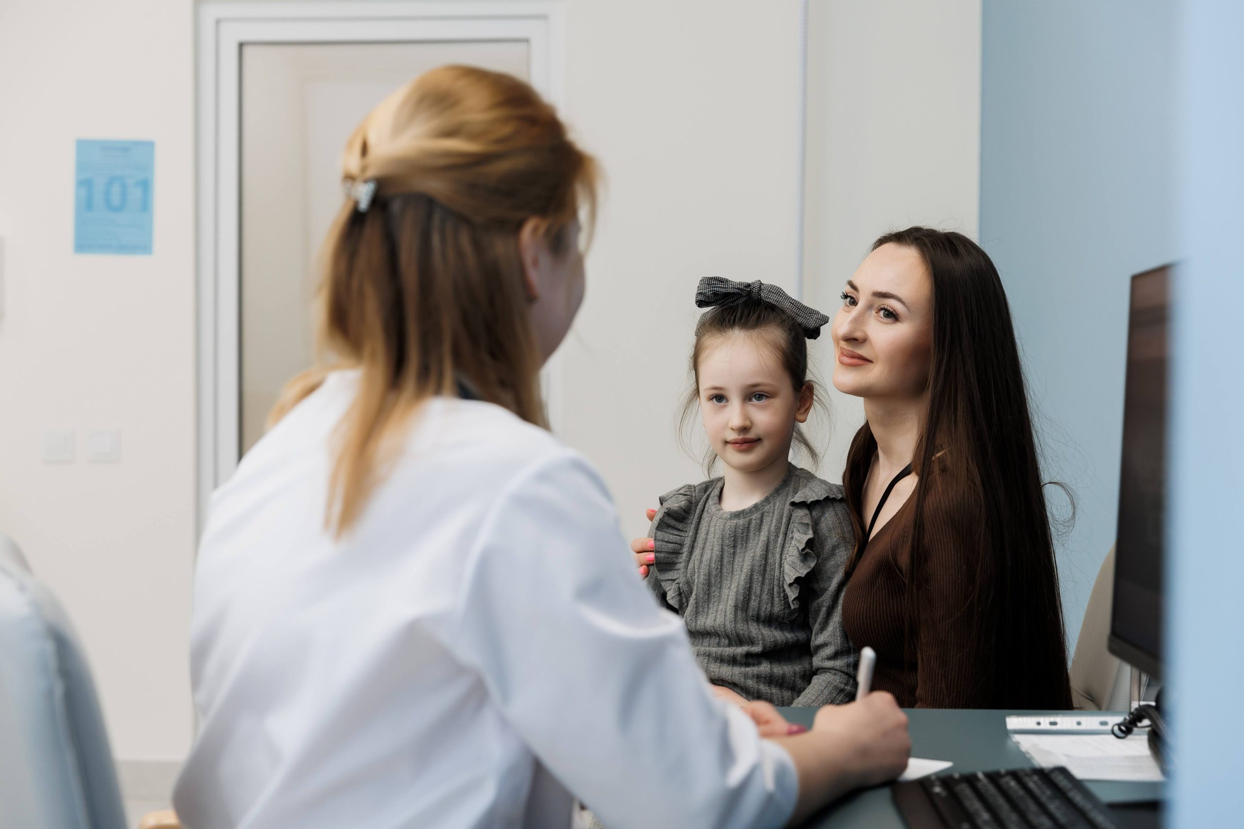 Мама з донькою на прийомі у лікаря