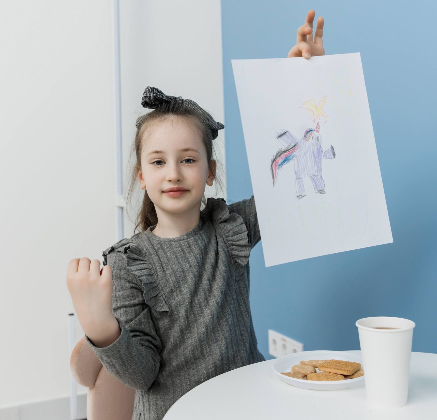 Дитина з малюнком у клініці