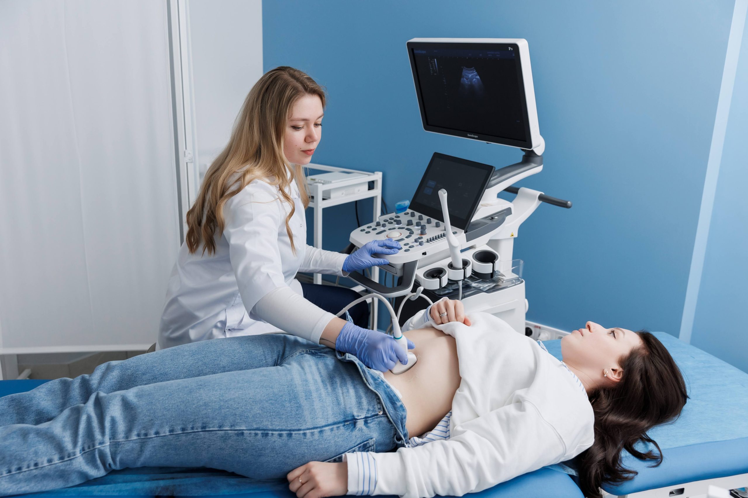 Лікар проводить УЗД