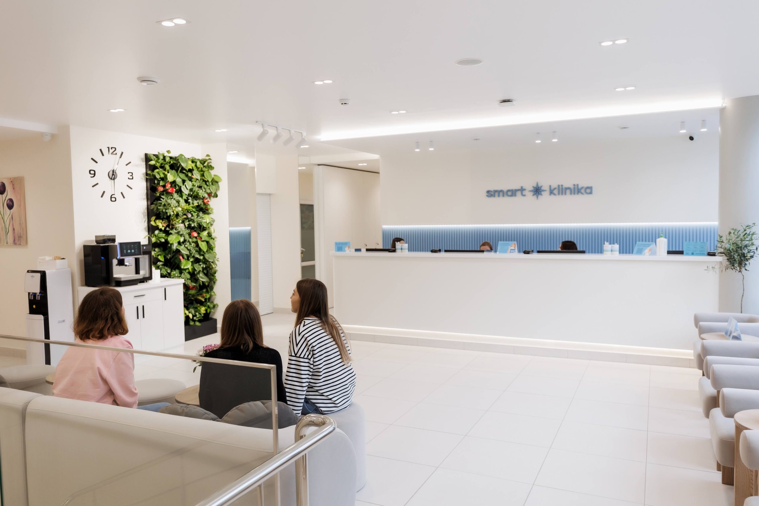 Клієнти в зоні очікування біля рецепції клініки
