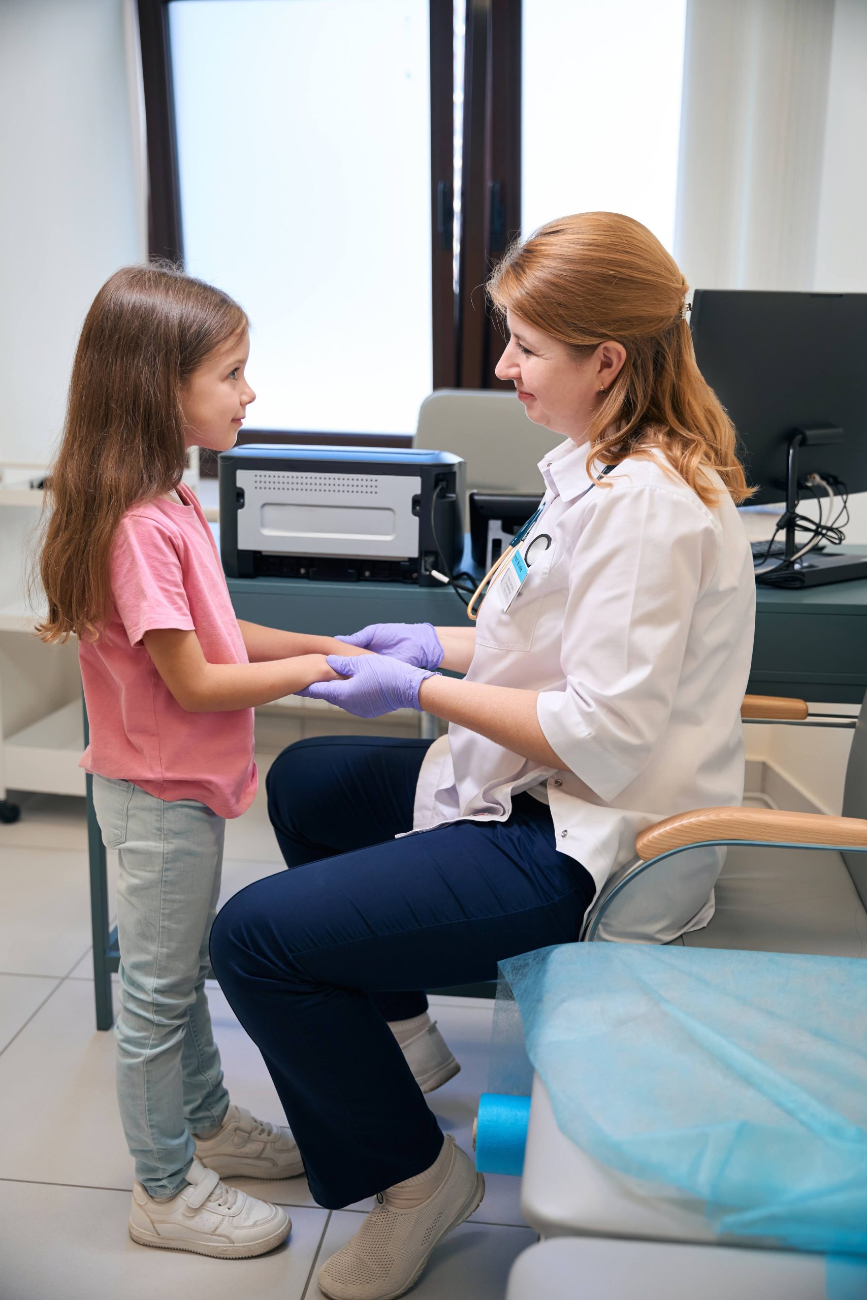 Взаємодія дитини та лікаря-педіатра під час прийому
