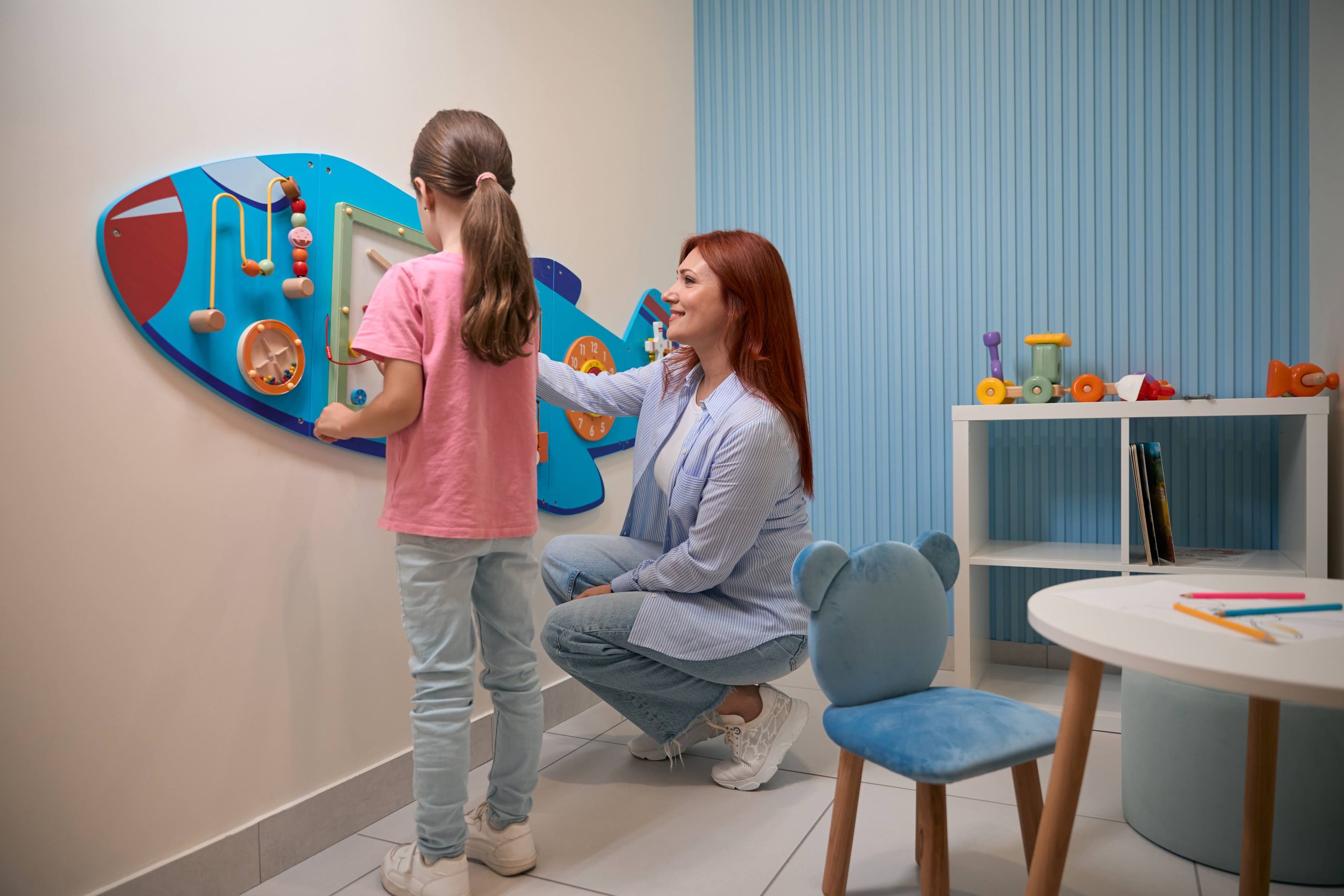 Мама з дитиною в дитячій зоні очікування