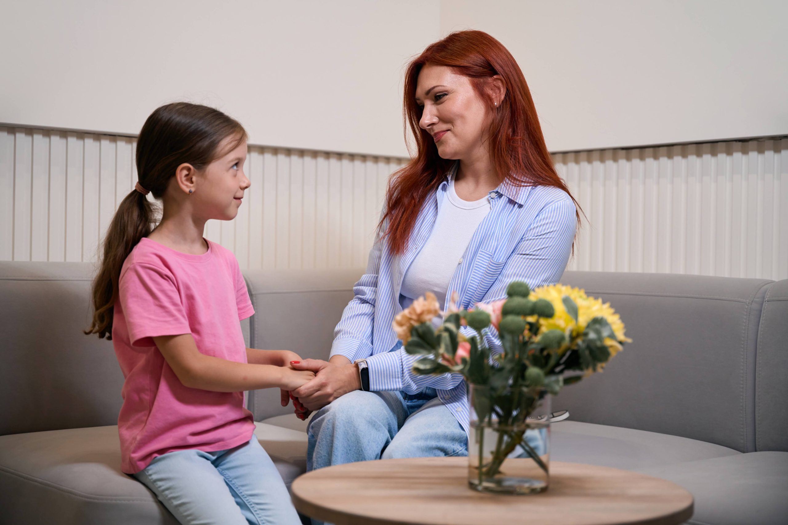 Мама з донькою в зоні очікування перед консультацією лікаря
