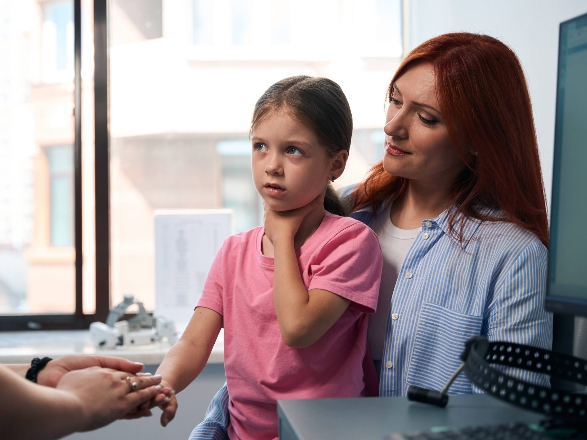 Мама з донькою на прийомі у лікаря