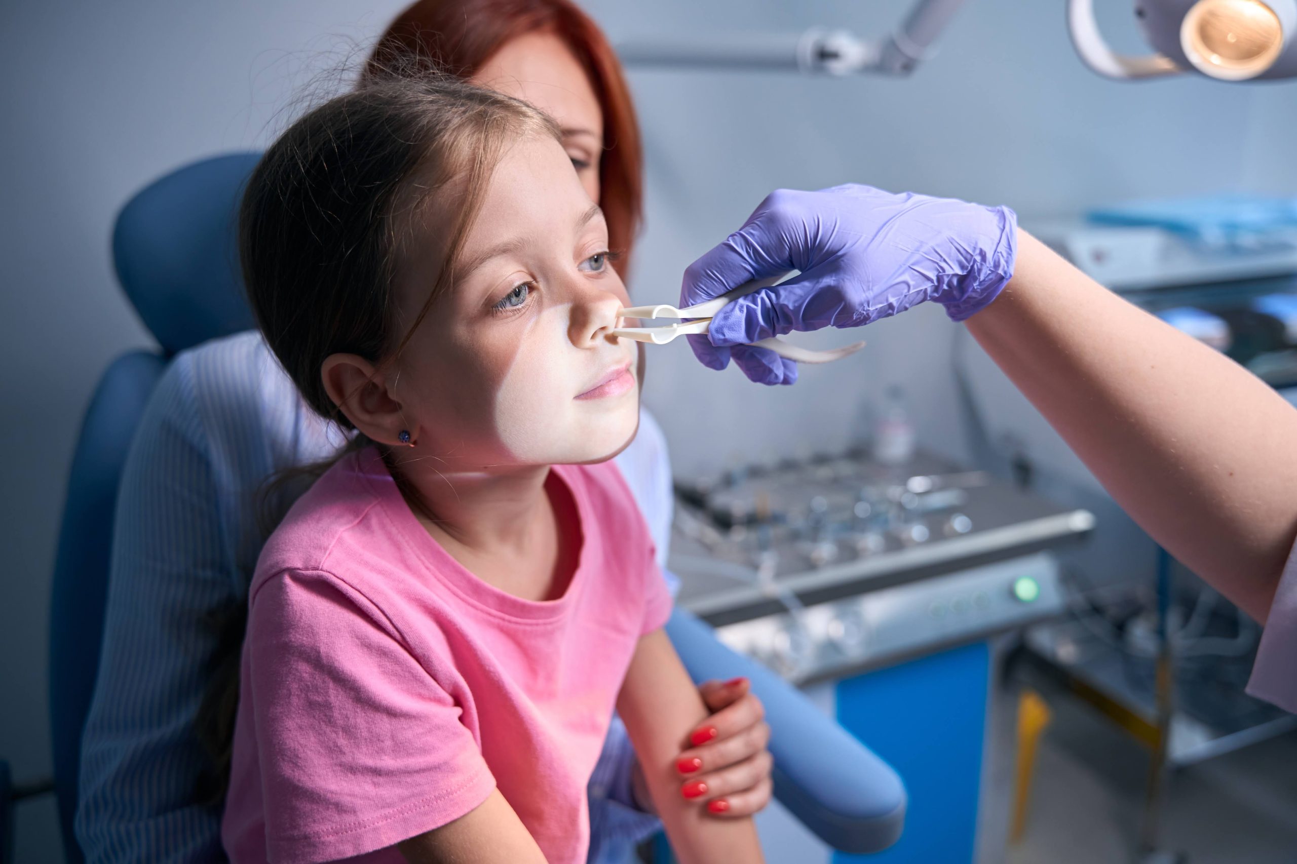 Мама з дитиною на прийомі у дитячого лікаря-отоларинголога