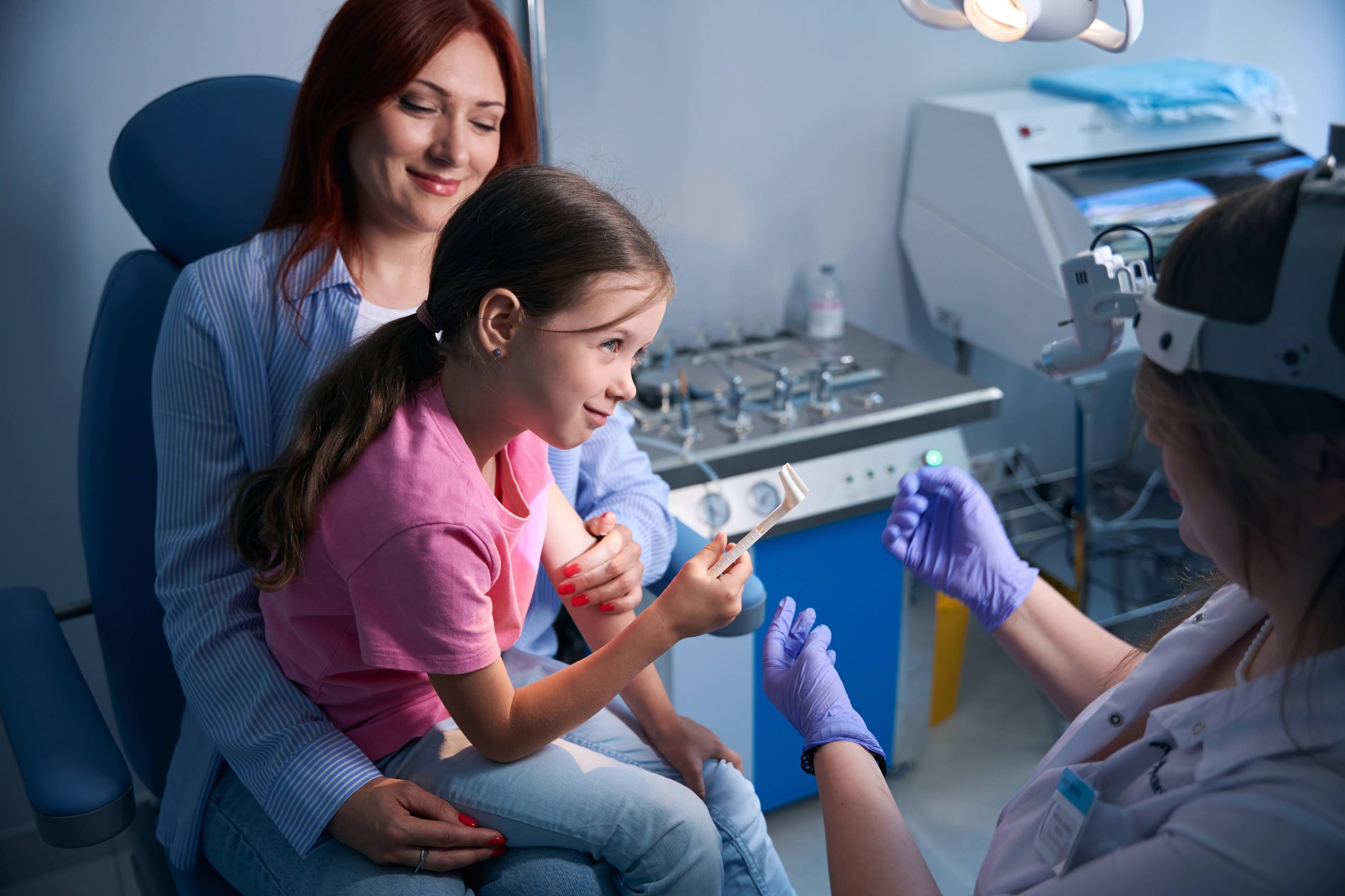 Мама з дитиною на прийомі у дитячого лікаря-отоларинголога