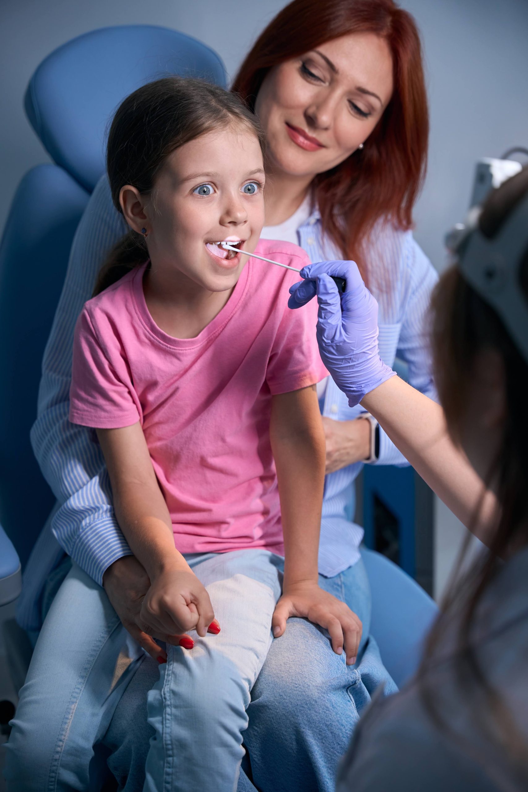 Огляд дитини у отоларинголога