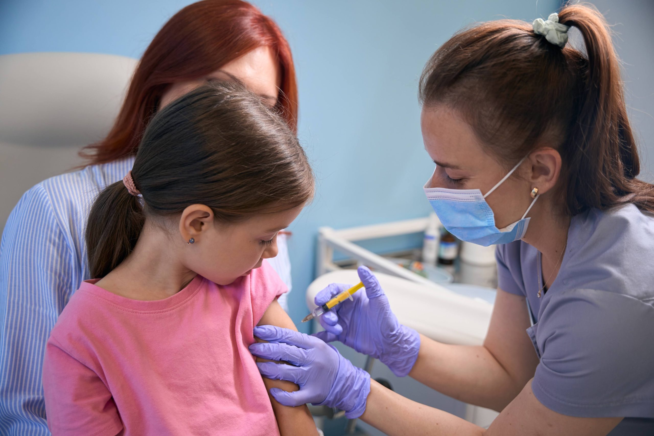 Вакцинація дитини в клініці