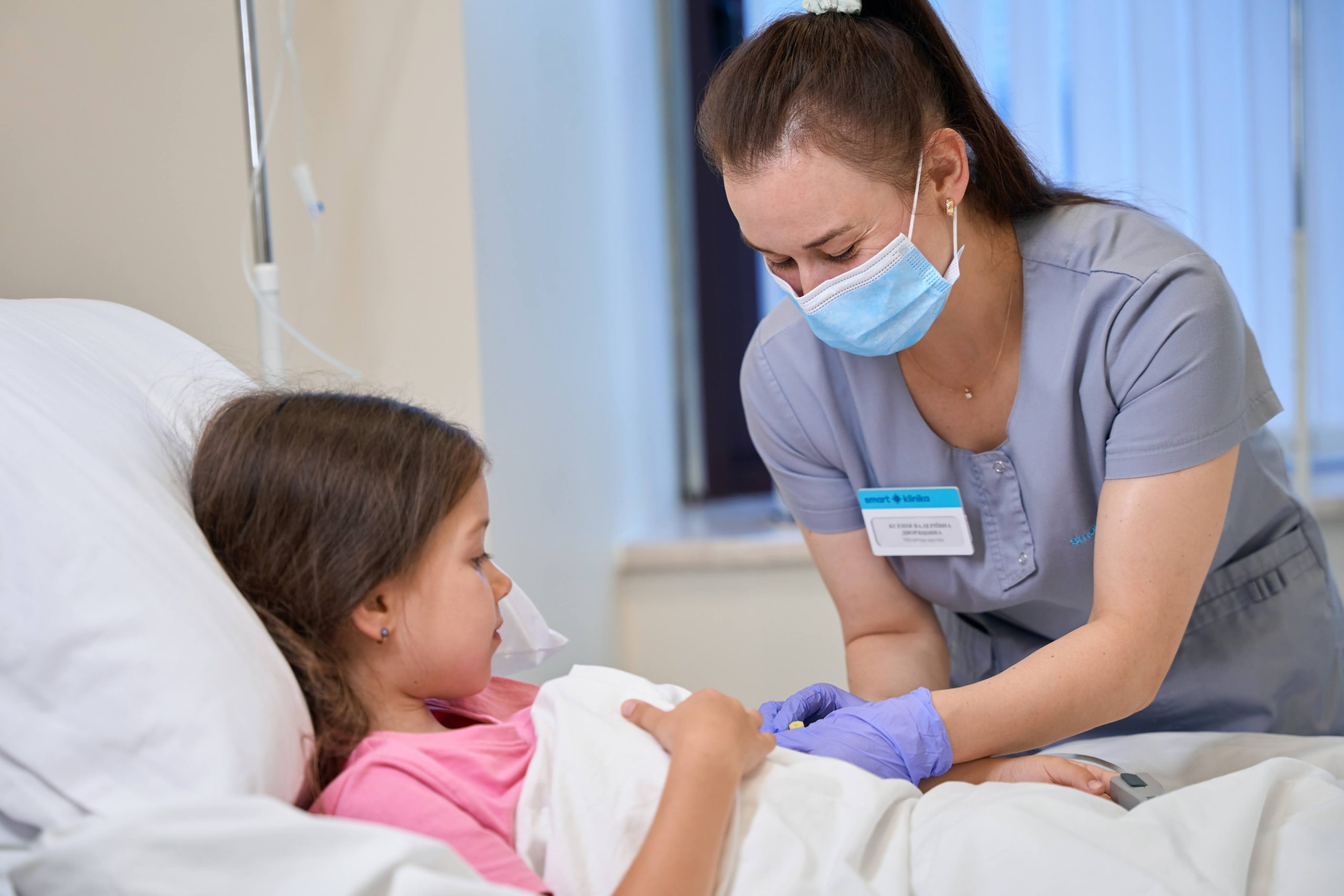 Дитина у стаціонарі під наглядом медсестри