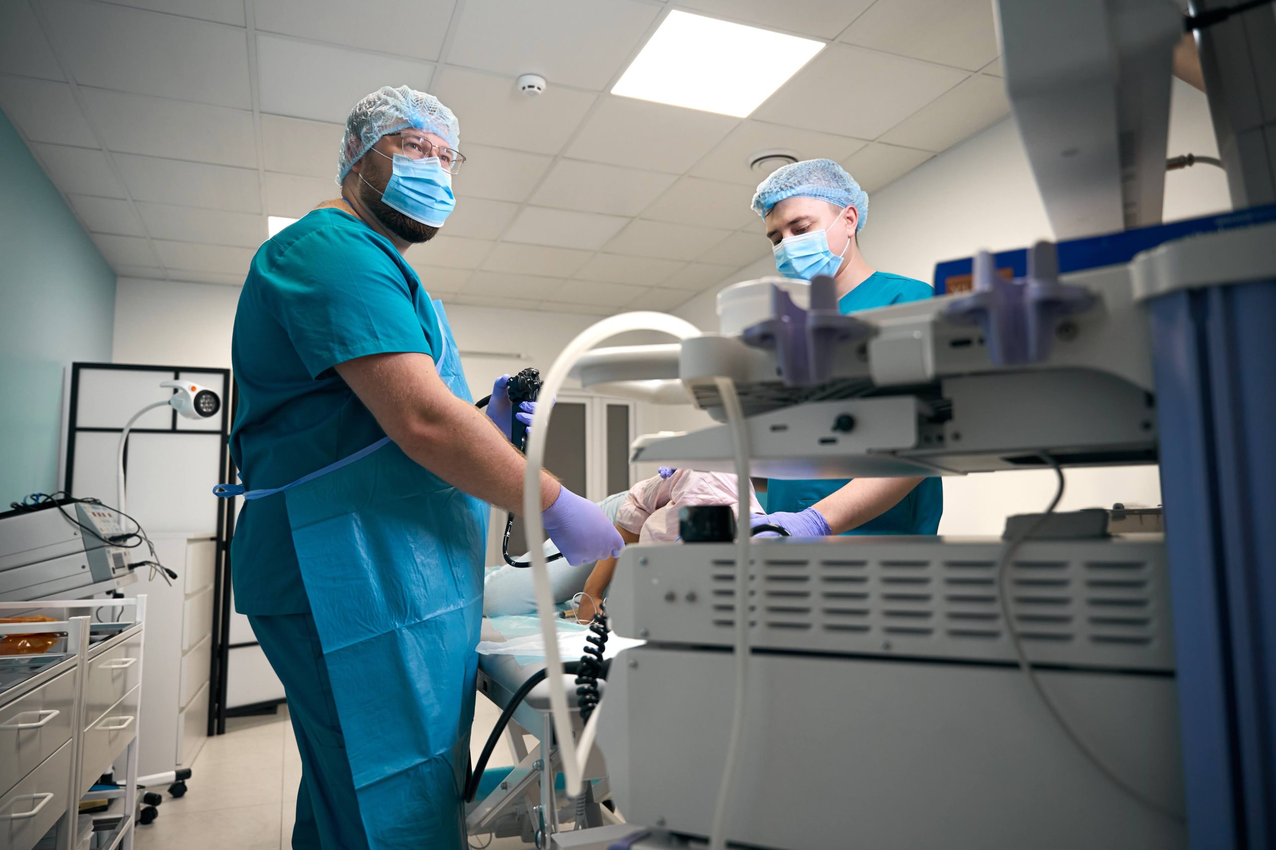 Лікар проводить гастроскопію пацієнту