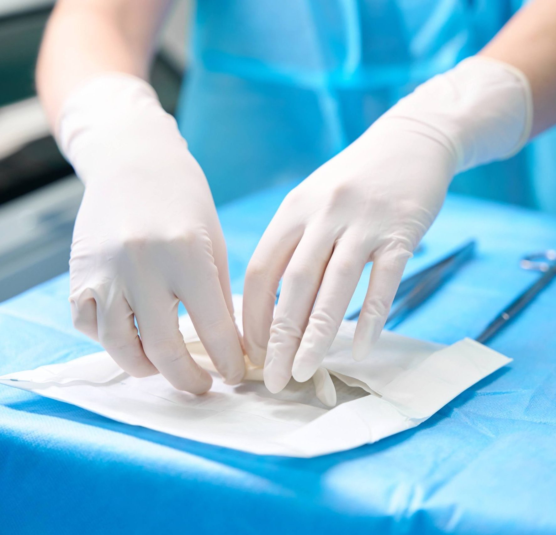 Робота хірургічної бригади в операційній