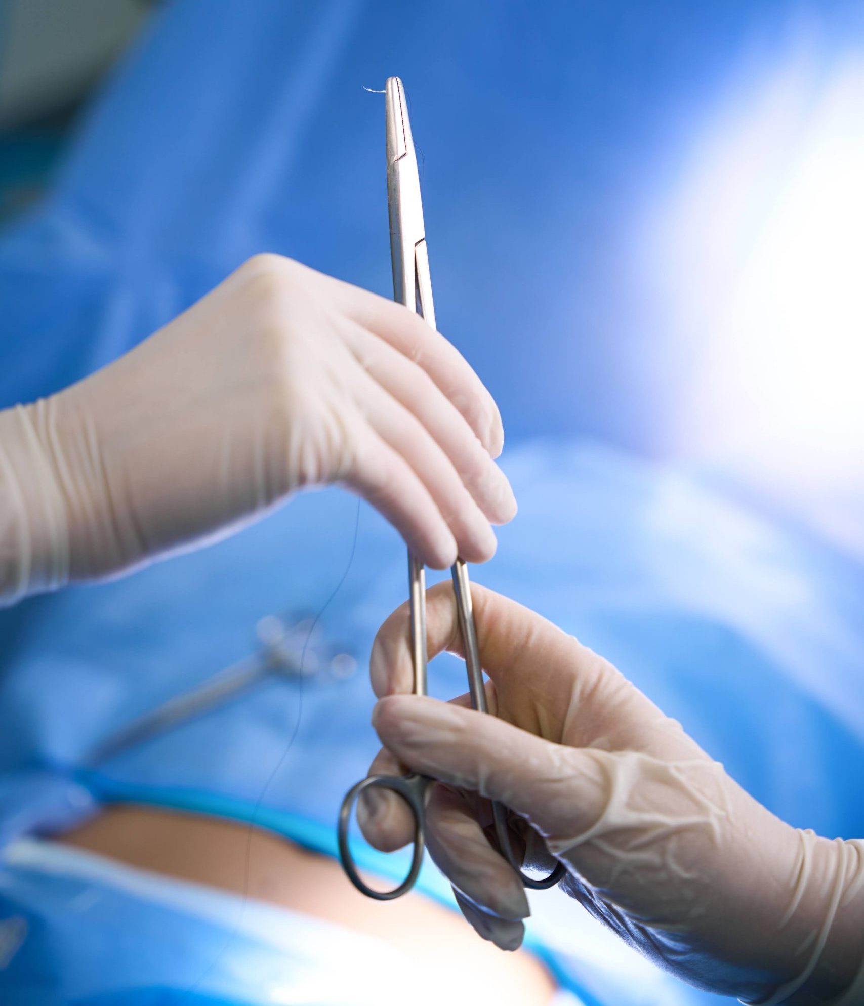 Хірурги передають інструменти під час операції