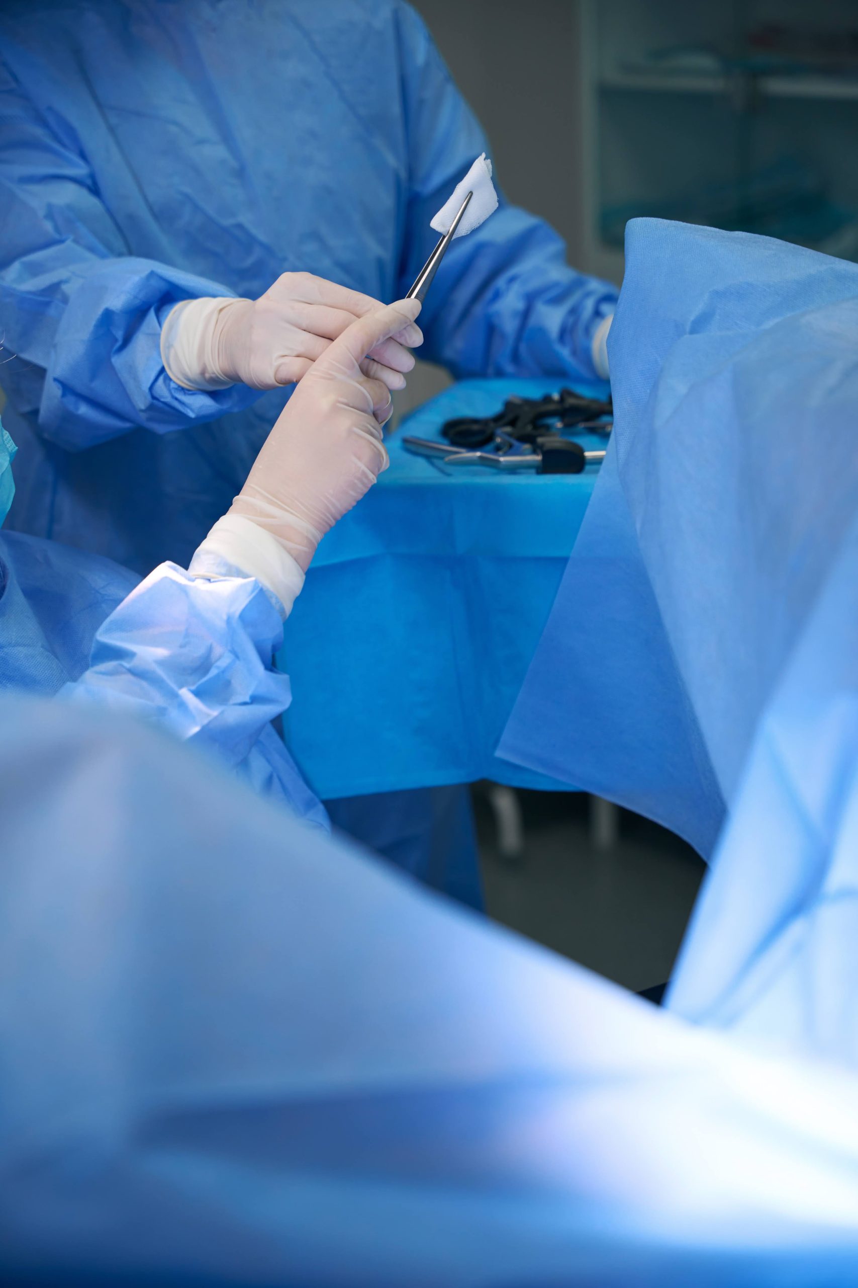 Хірурги передають інструменти під час операції