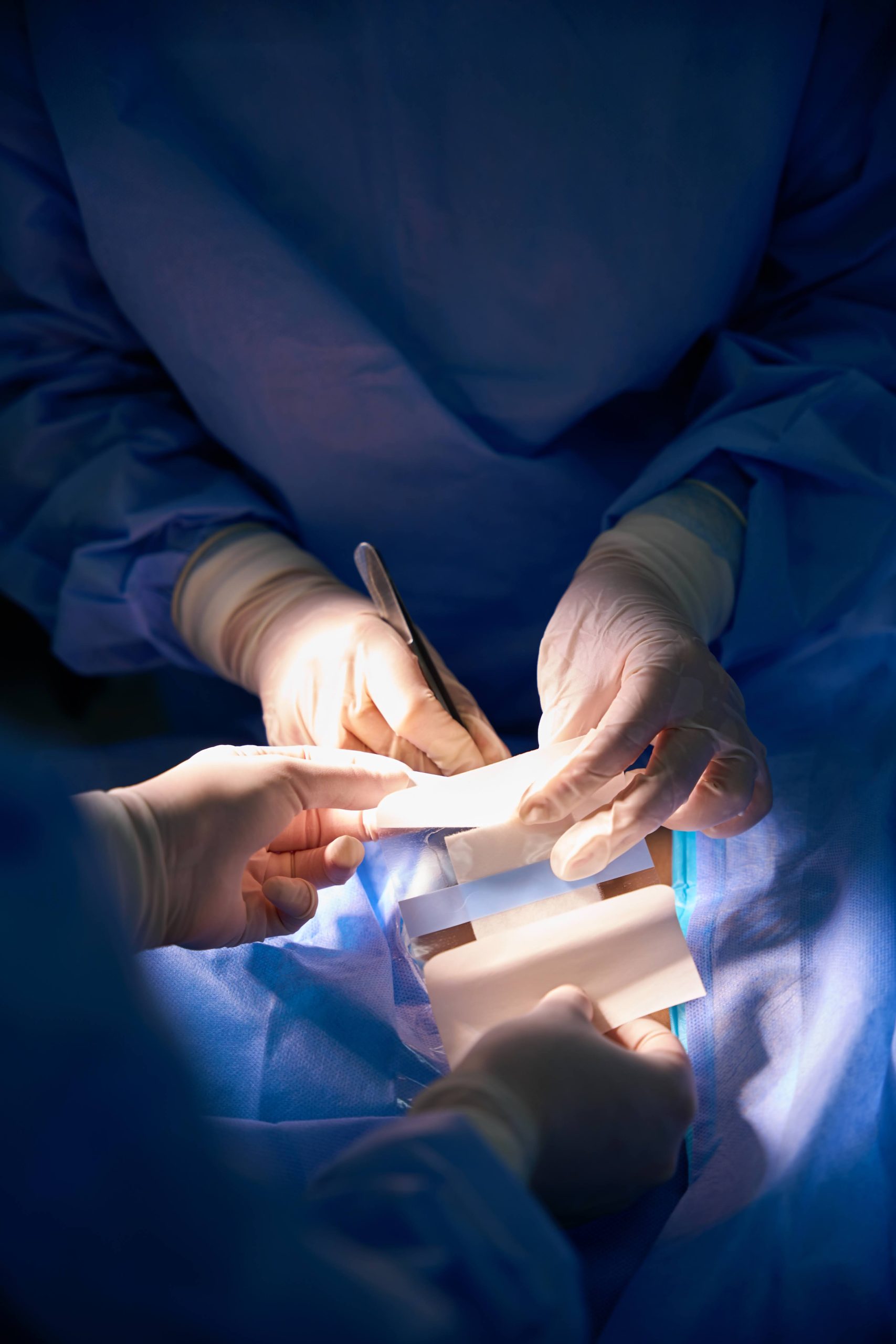 Обробка та закриття рани після операції