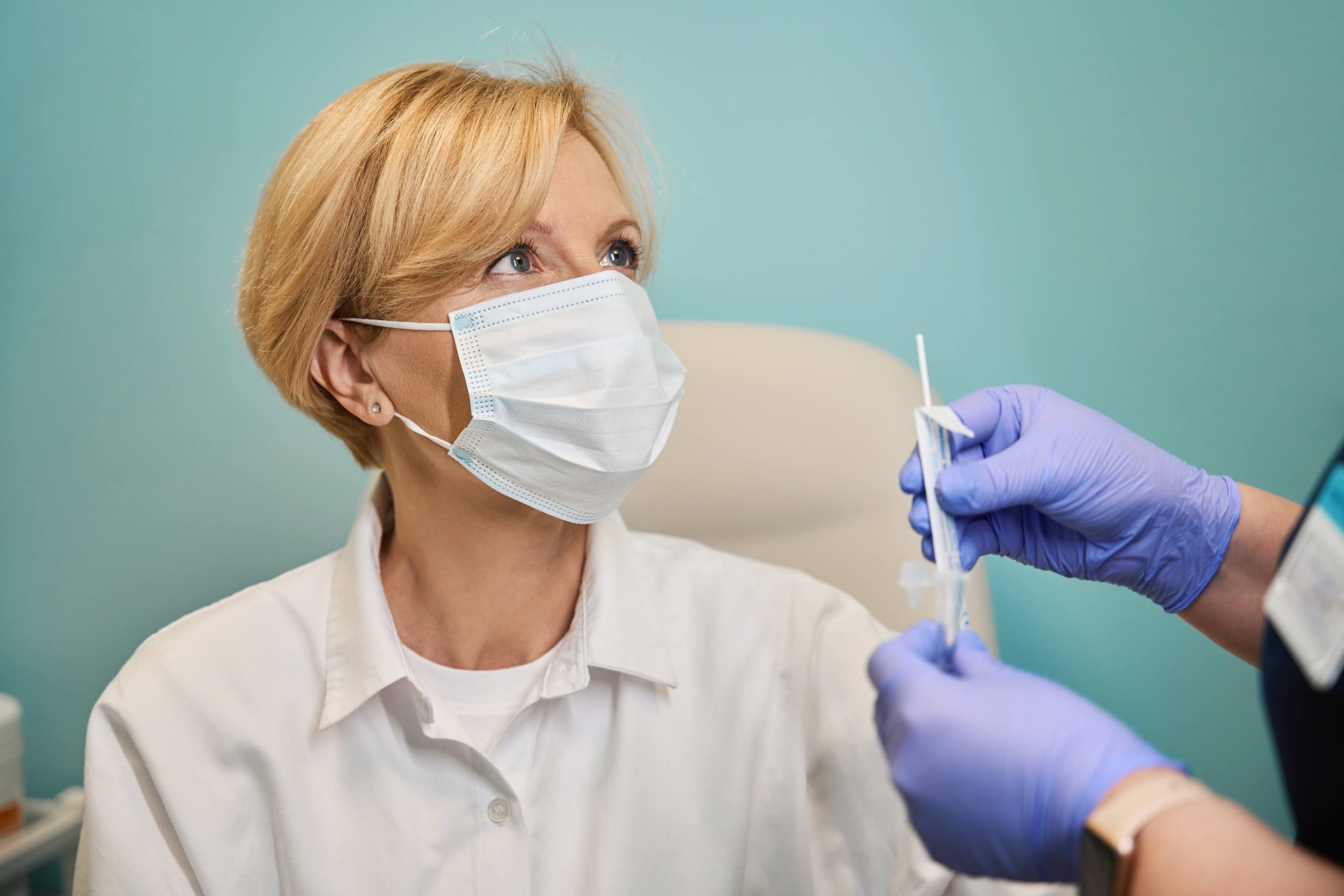 Забір мазку з носоглотки в маніпуляційній