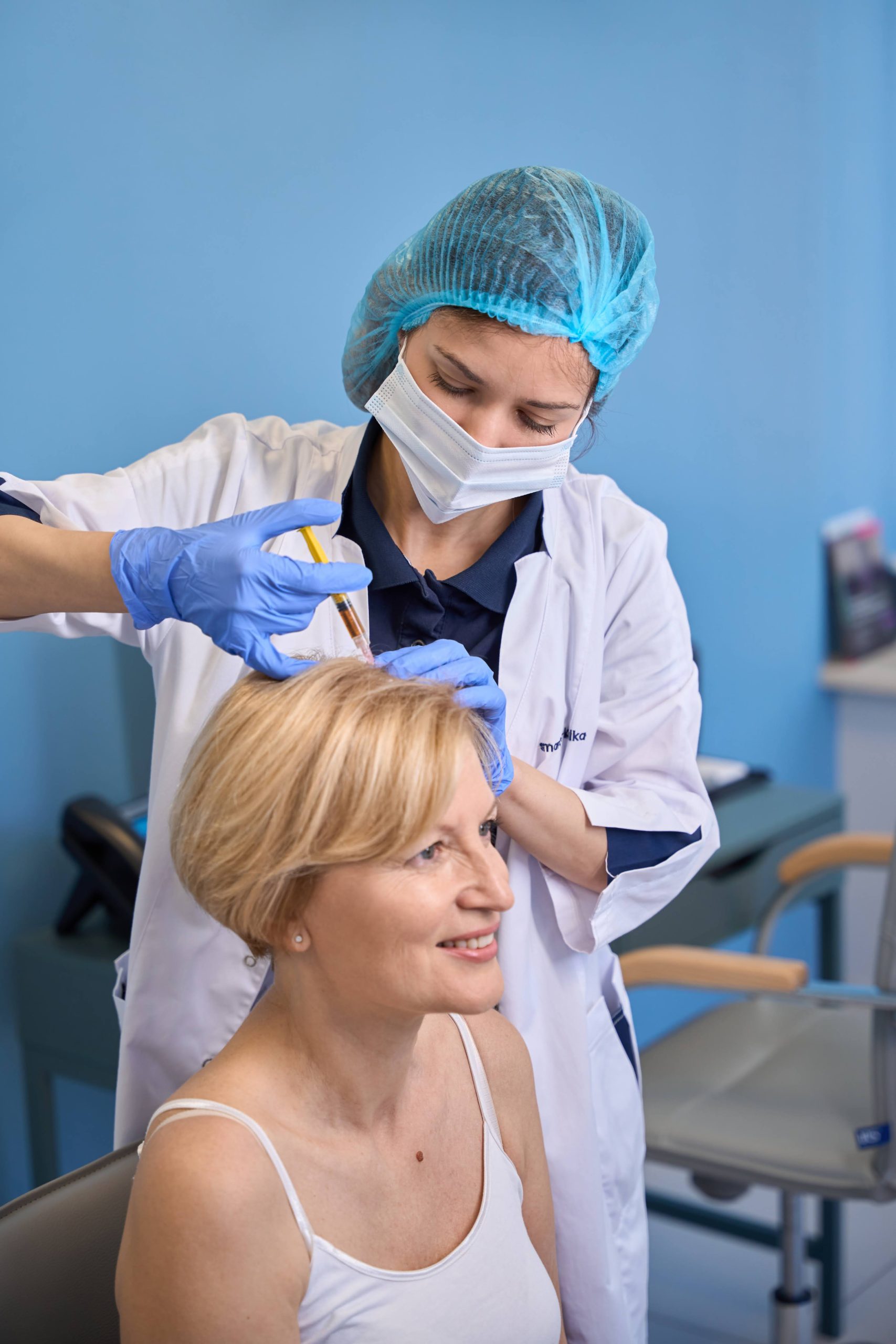 Виконання лікувальної процедури лікарем-дерматологом