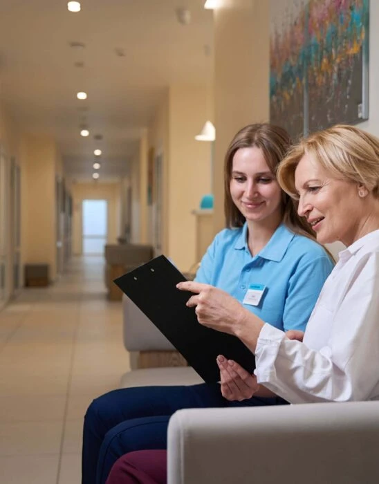 Адміністратор допомагає пацієнтці