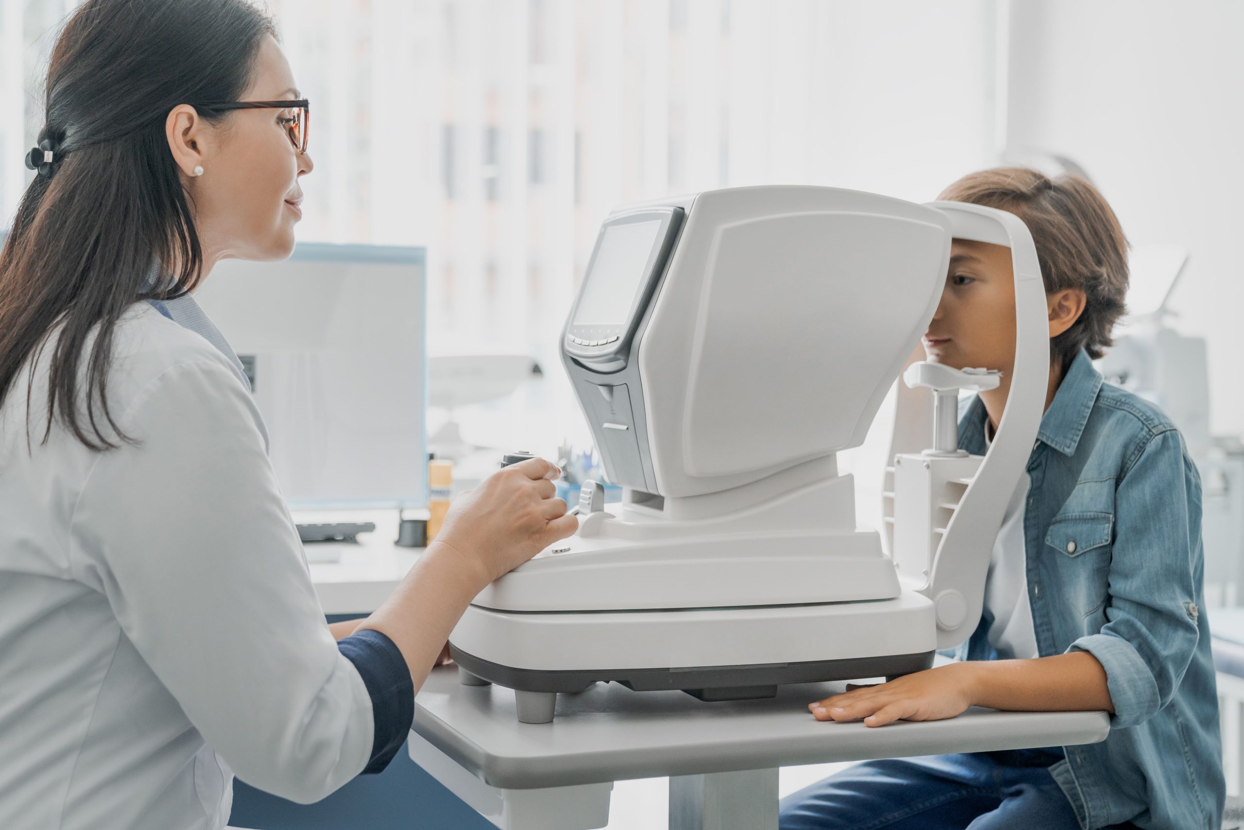 Діагностика зору на прийомі у дитячого лікаря-офтальмолога