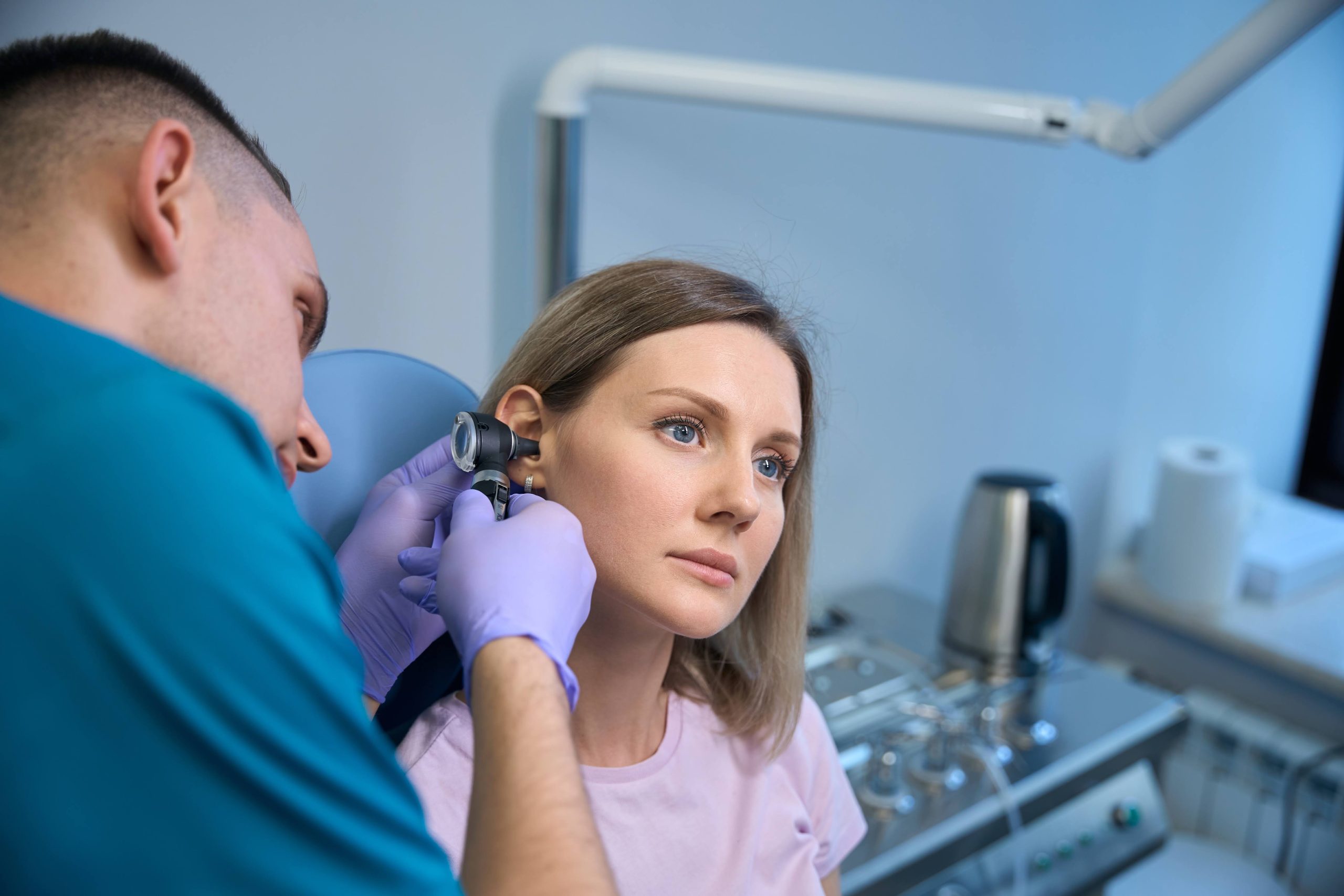 огляд зовнішнього слухового проходу та барабанної перетинки за допомогою отоскопа