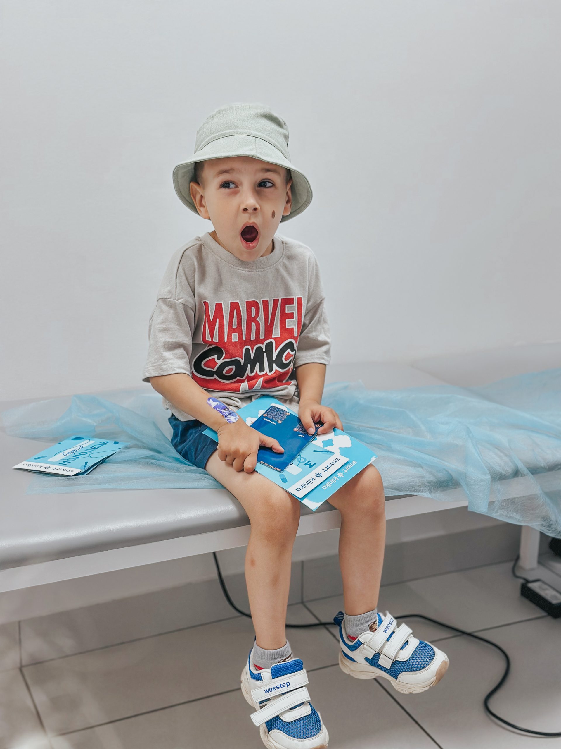 Хлопчик із подарунками від клініки