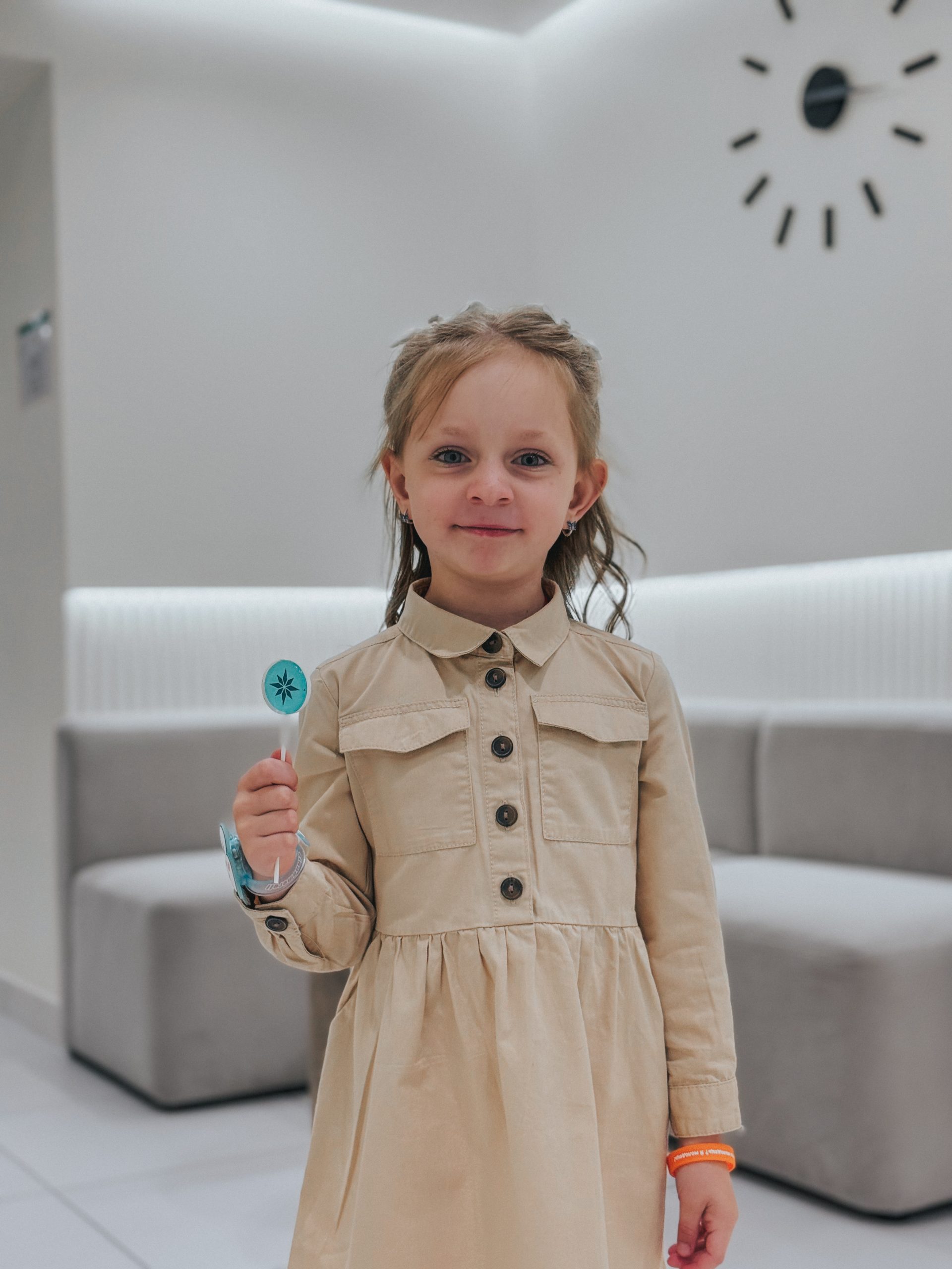 Дитина з брендованим льодяником після консультації