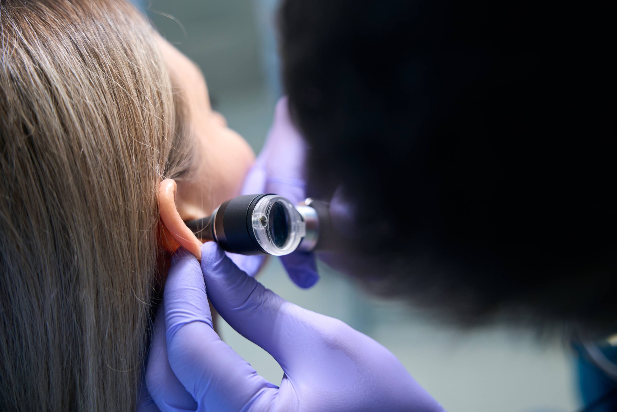 Огляд слухового проходу отоскопом