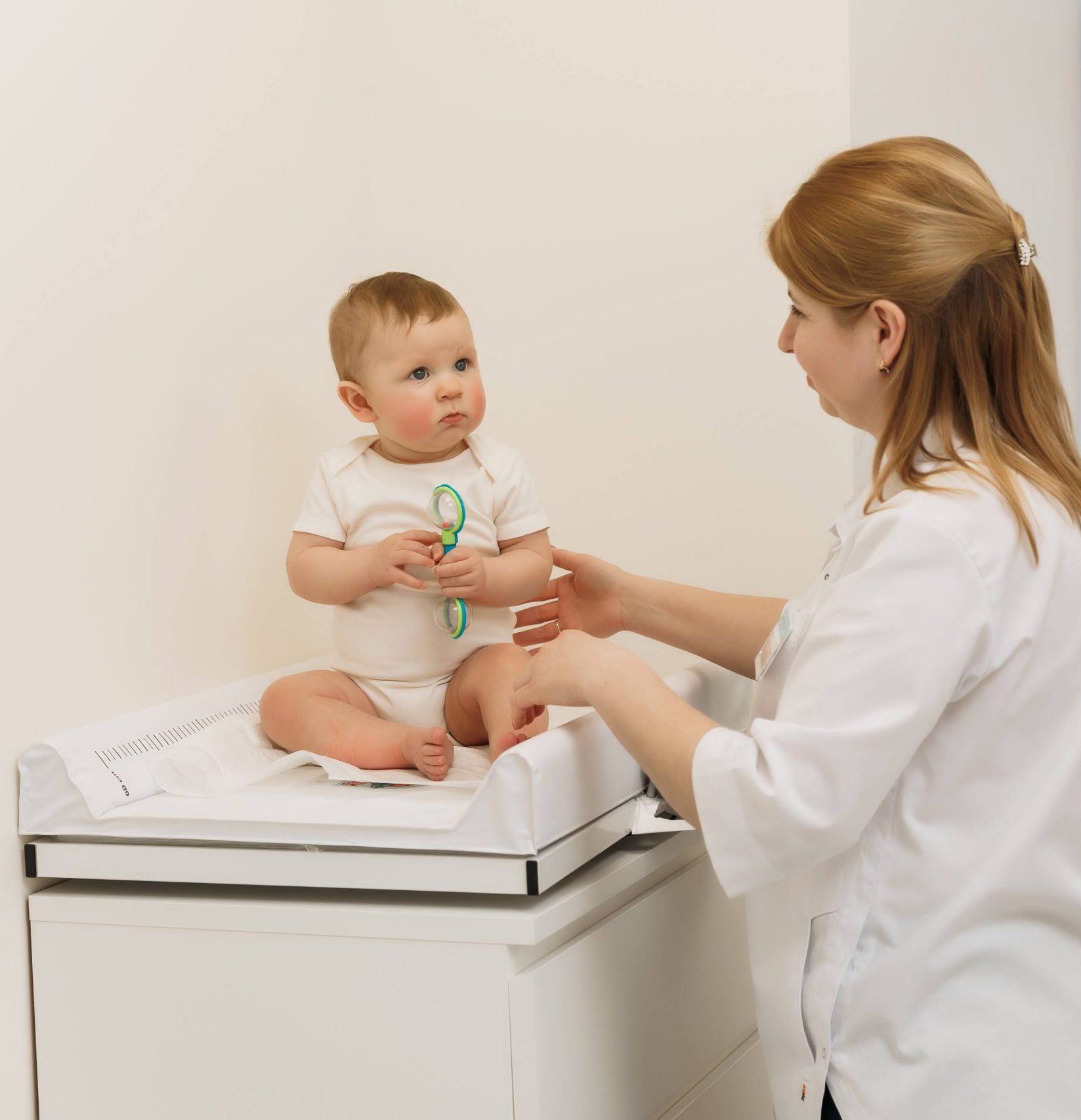 Малюк з мамою на прийомі у педіатра