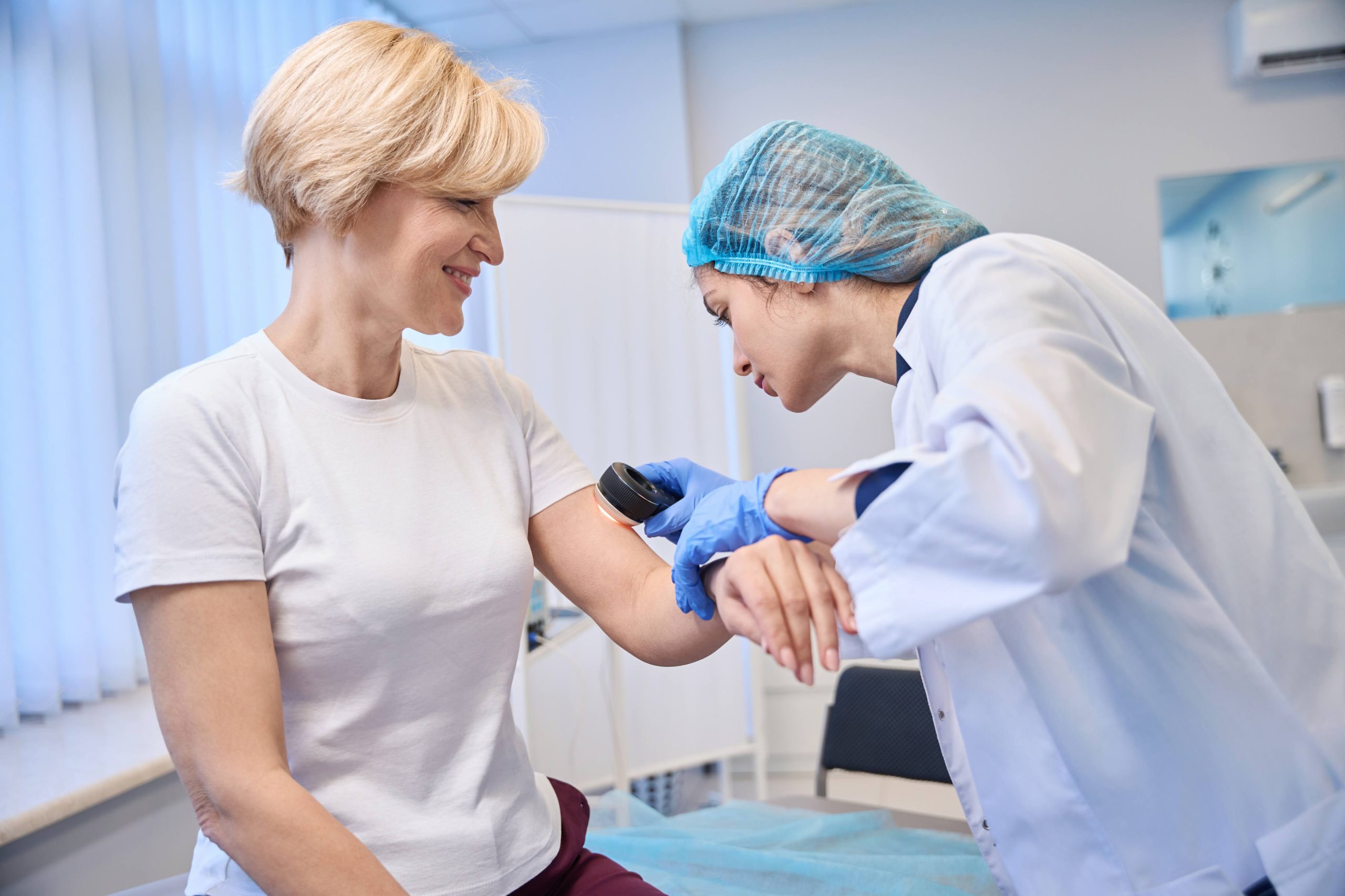 Дерматоскопія шкіри пацієнтки