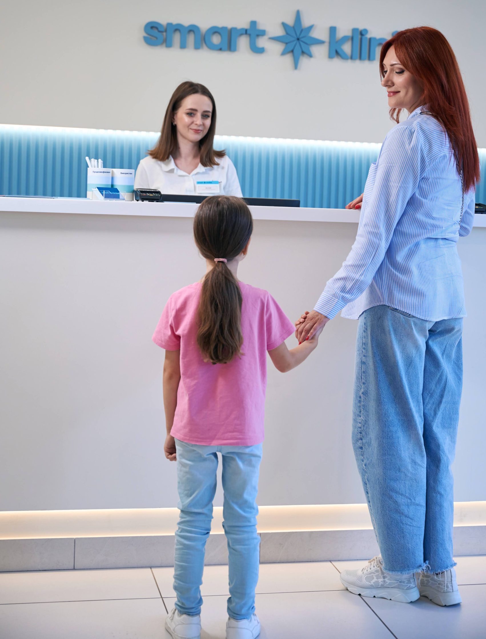 Мати з донькою на рецепції клініки