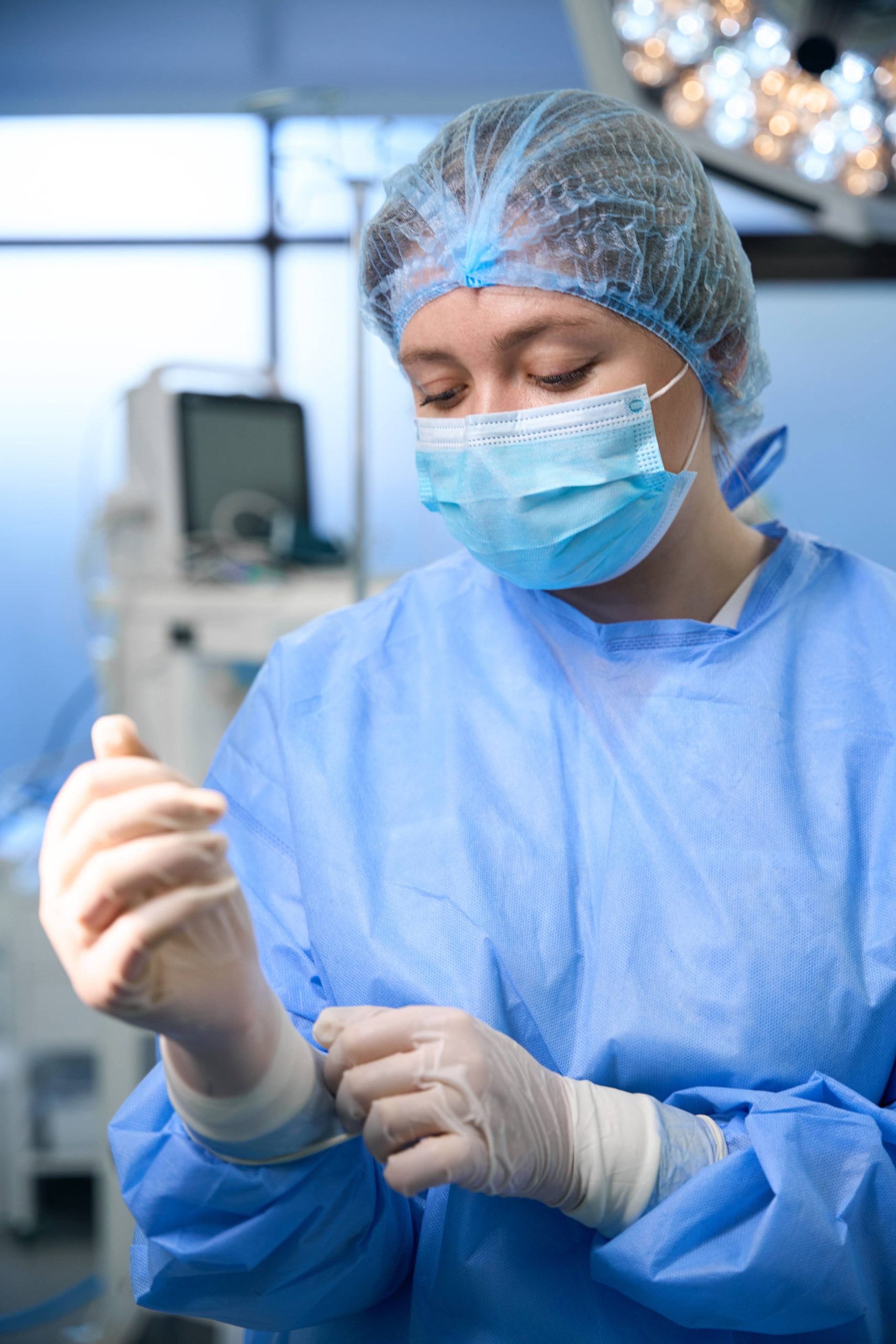 Хірург одягає стерильні рукавички