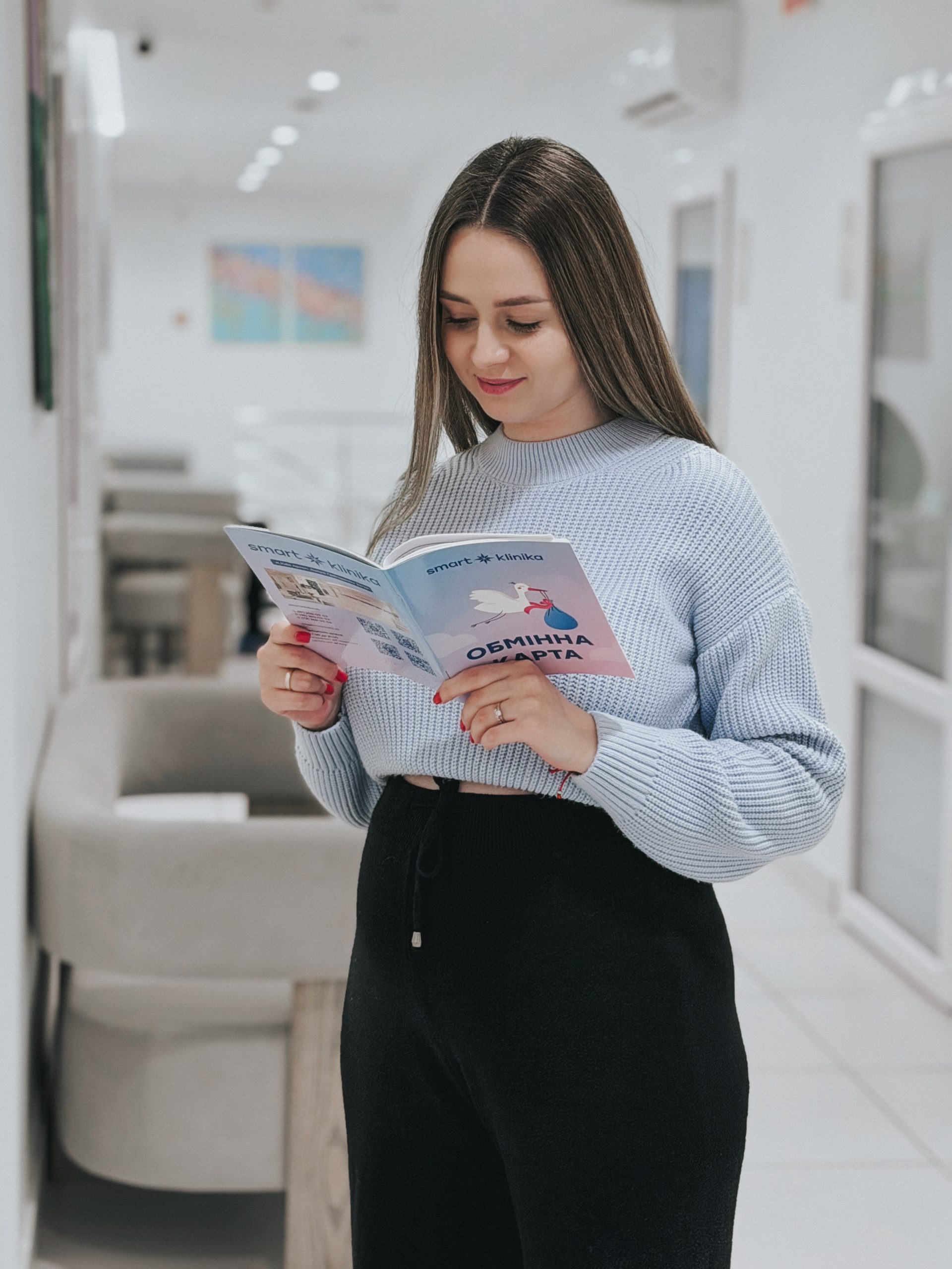 Вагітна жінка з обмінною картою