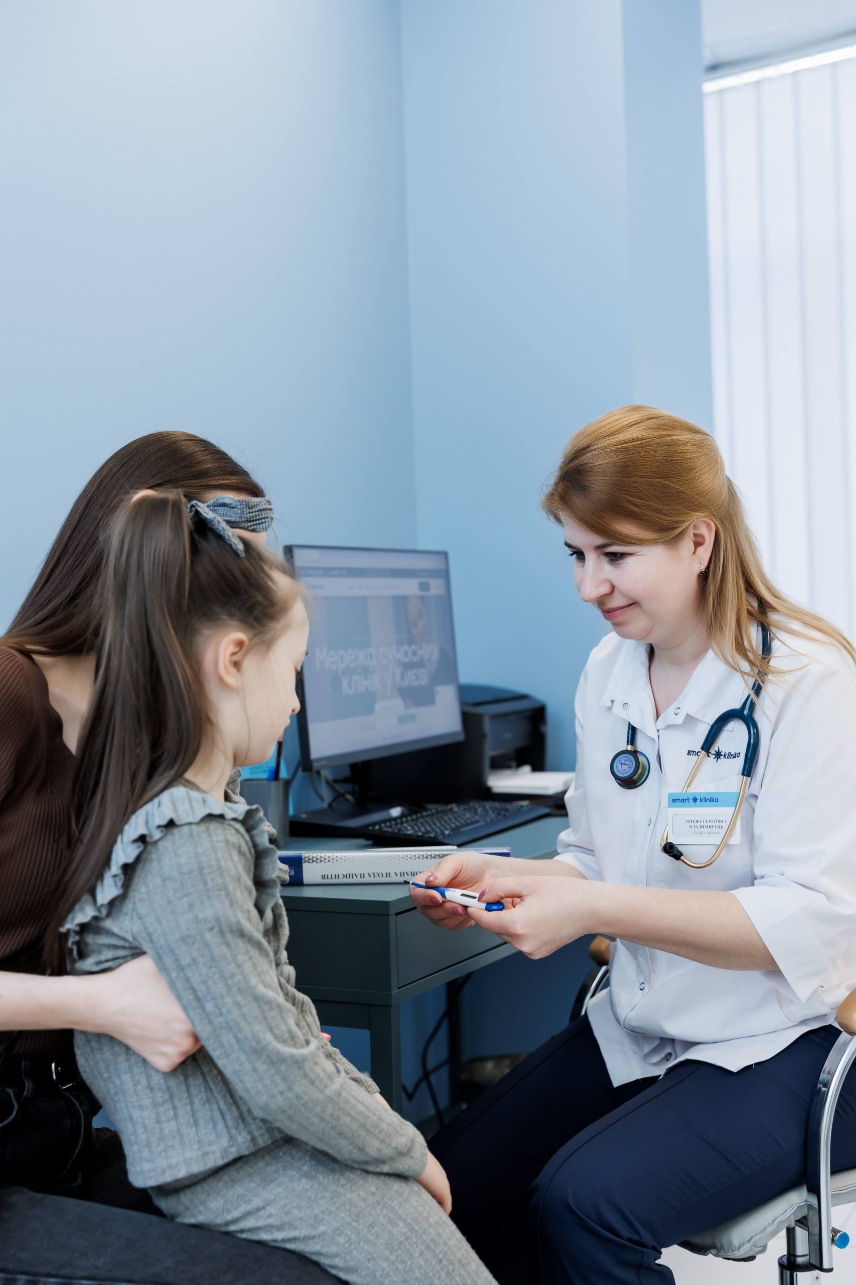 Мама з дитиною на прийомі у лікаря-педіатра