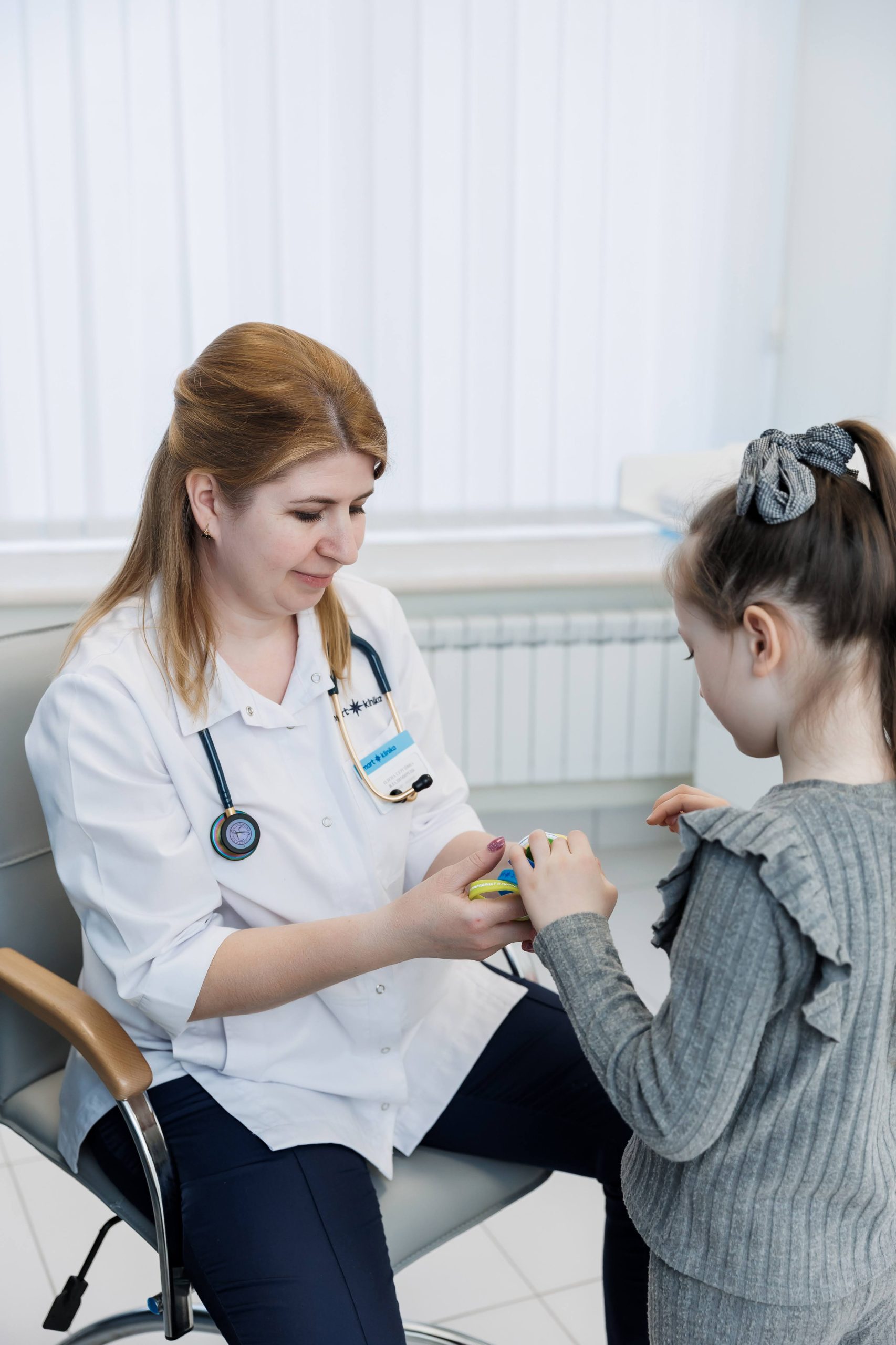 Взаємодія дитини та лікаря-педіатра під час прийому