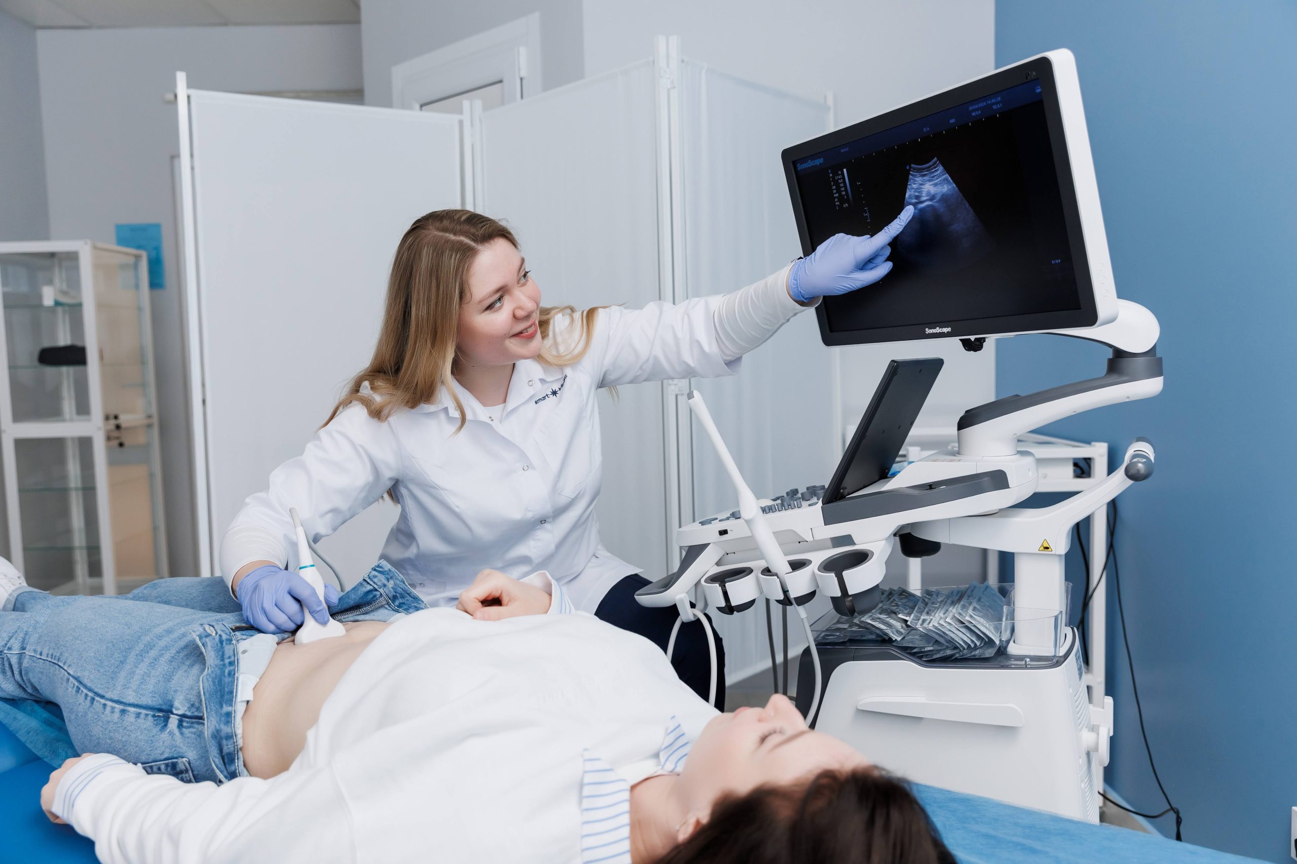 Лікар-гінеколог проводить УЗД пацієнтці та розповідає, що саме зображено на екрані апарату УЗД