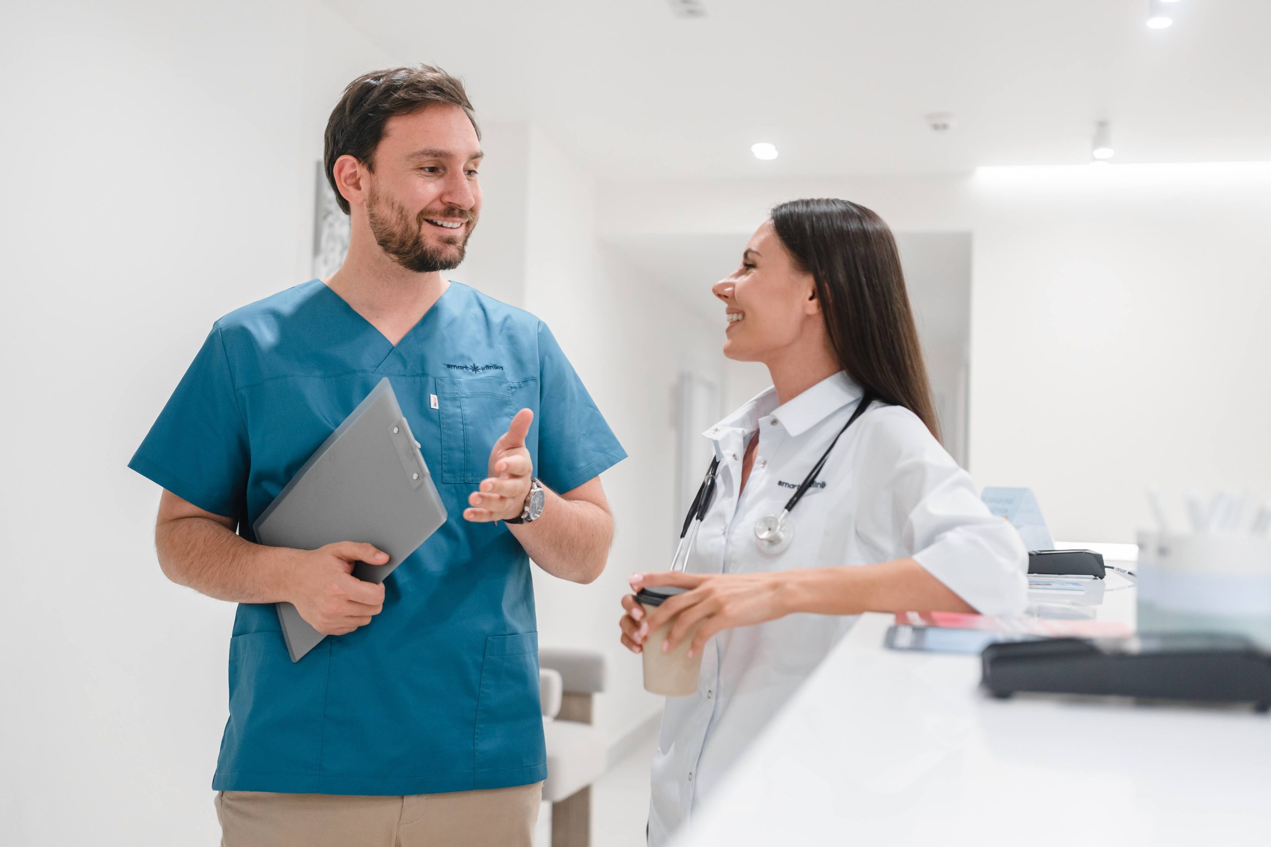 Лікарі спілкуються між собою біля рецепції