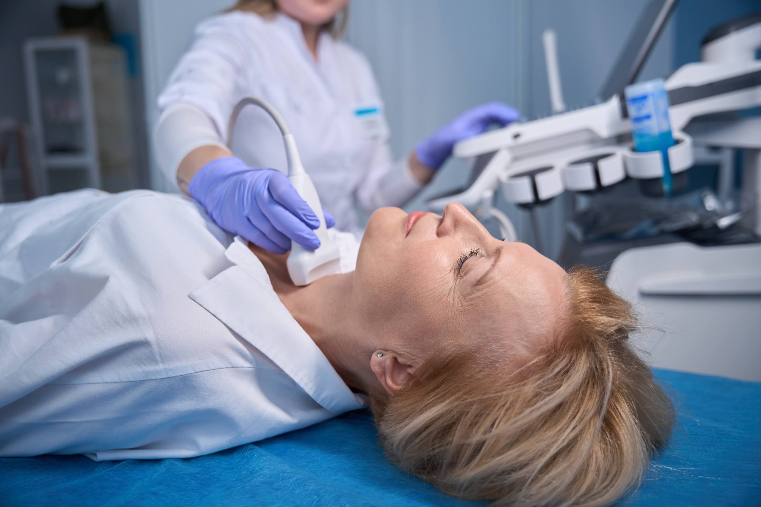 Проведення УЗД щитоподібної залози пацієнтці