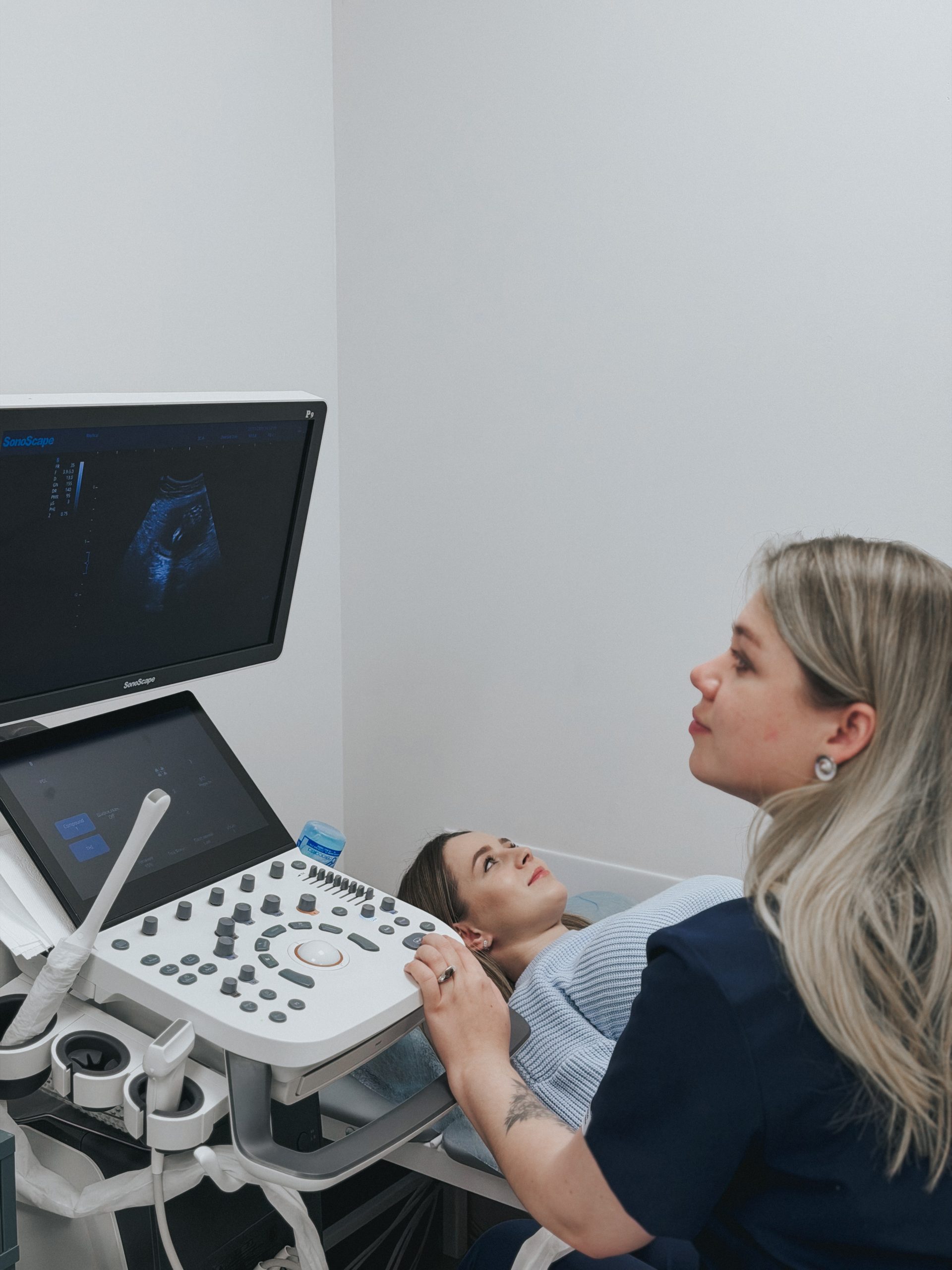 Лікар проводить УЗД вагітній