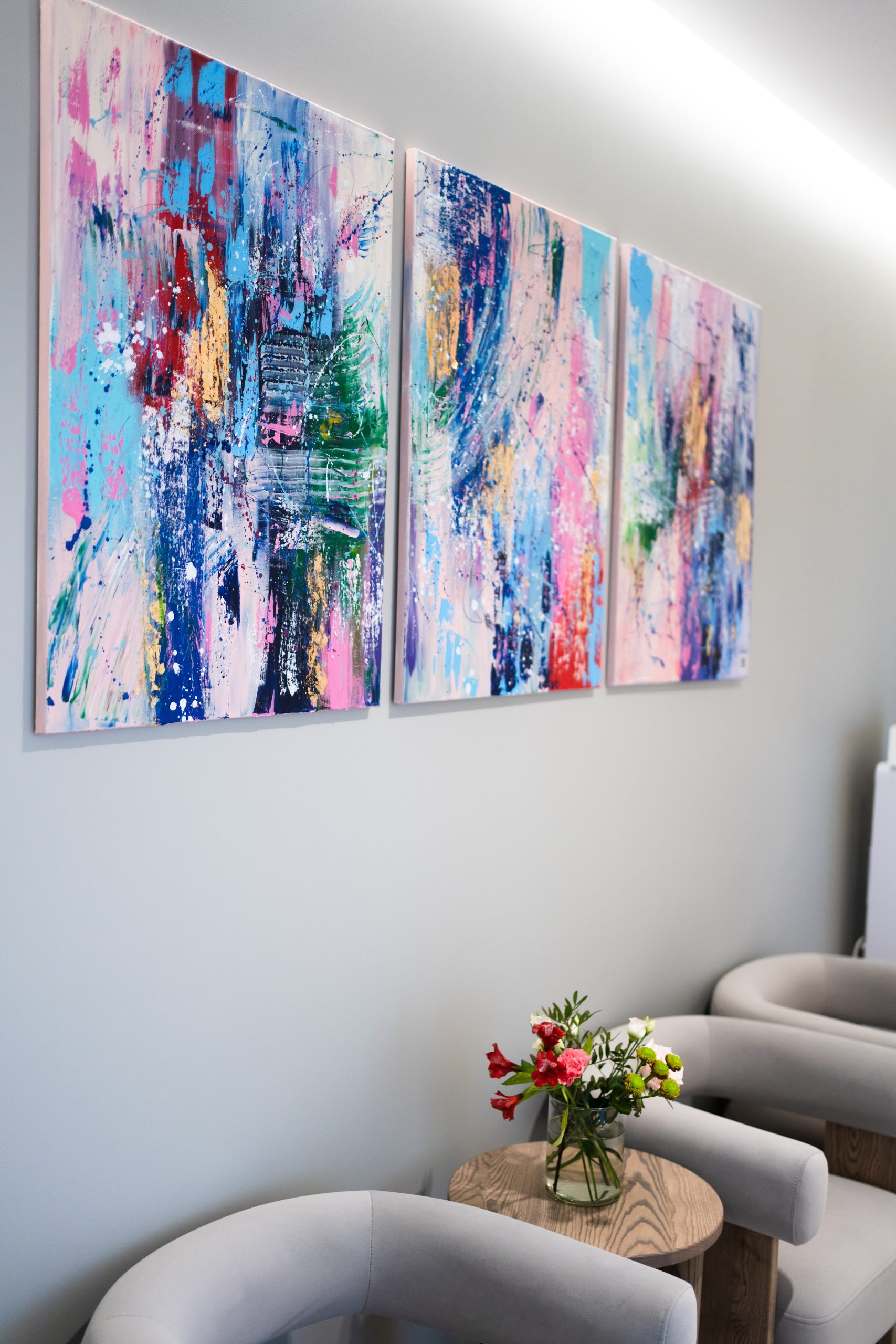 Картини в зоні очікування клініки