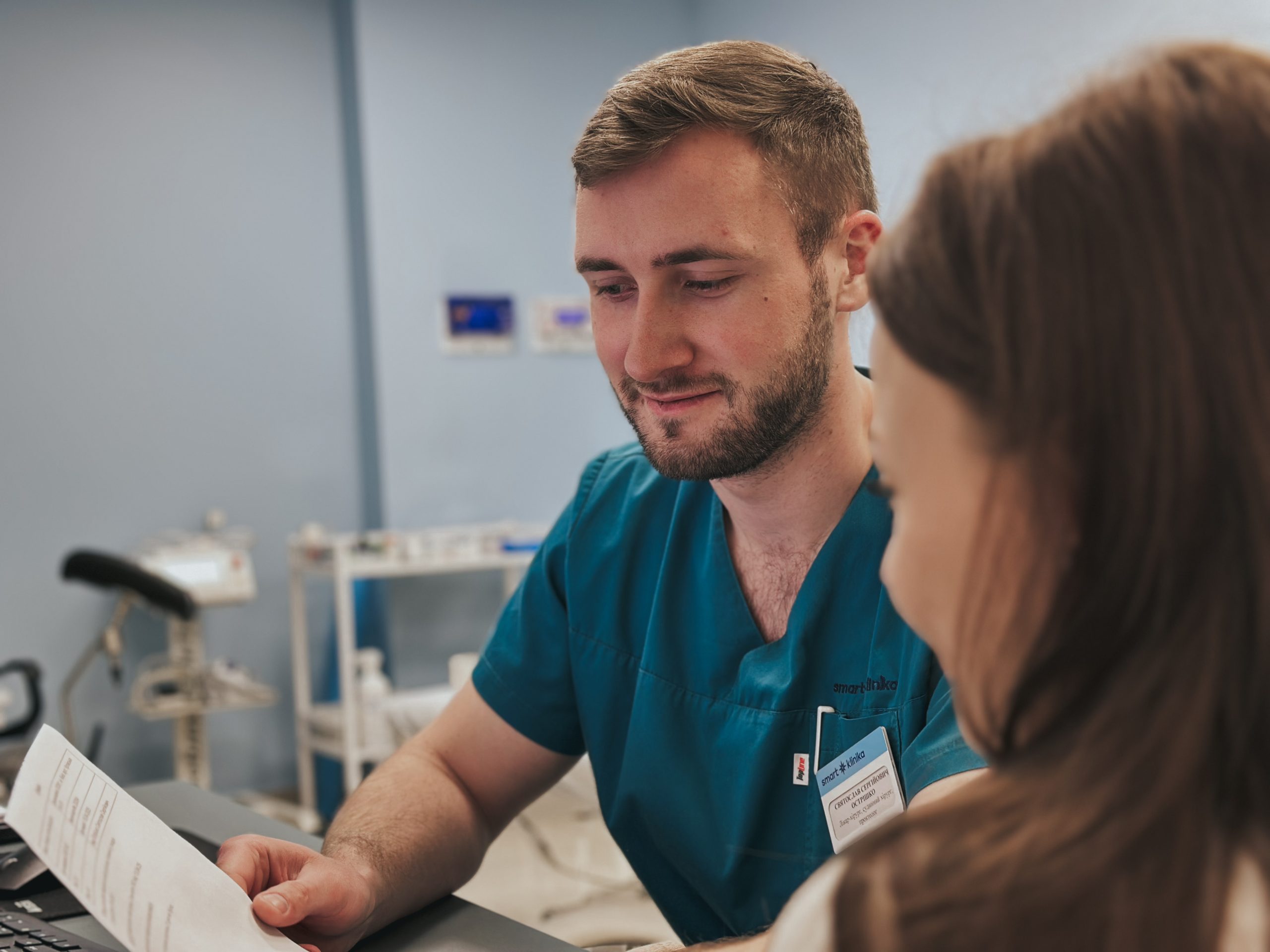 Пацієнтка на прийомі лікаря-проктолога