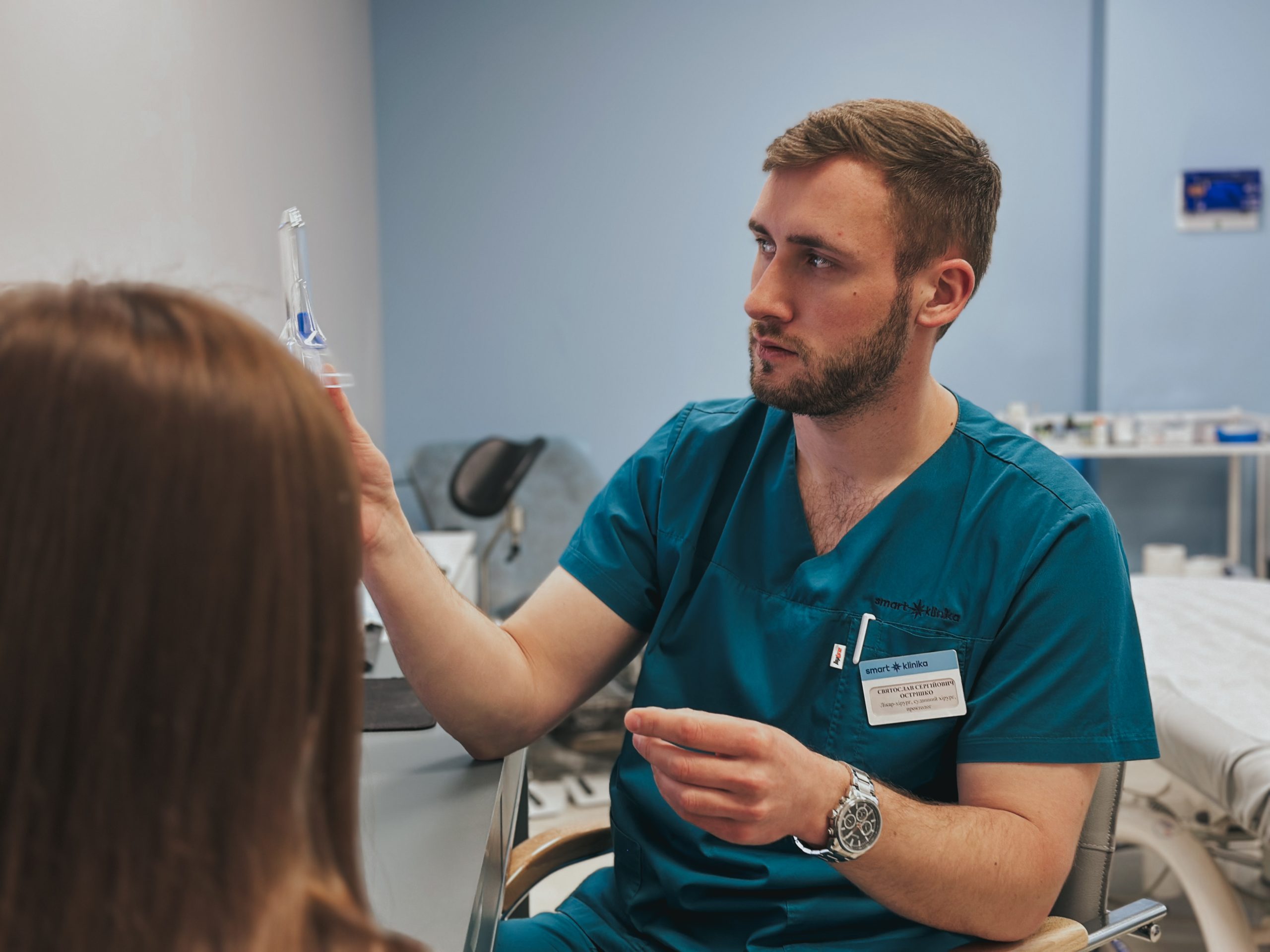 Пацієнтка на прийомі лікаря-проктолога