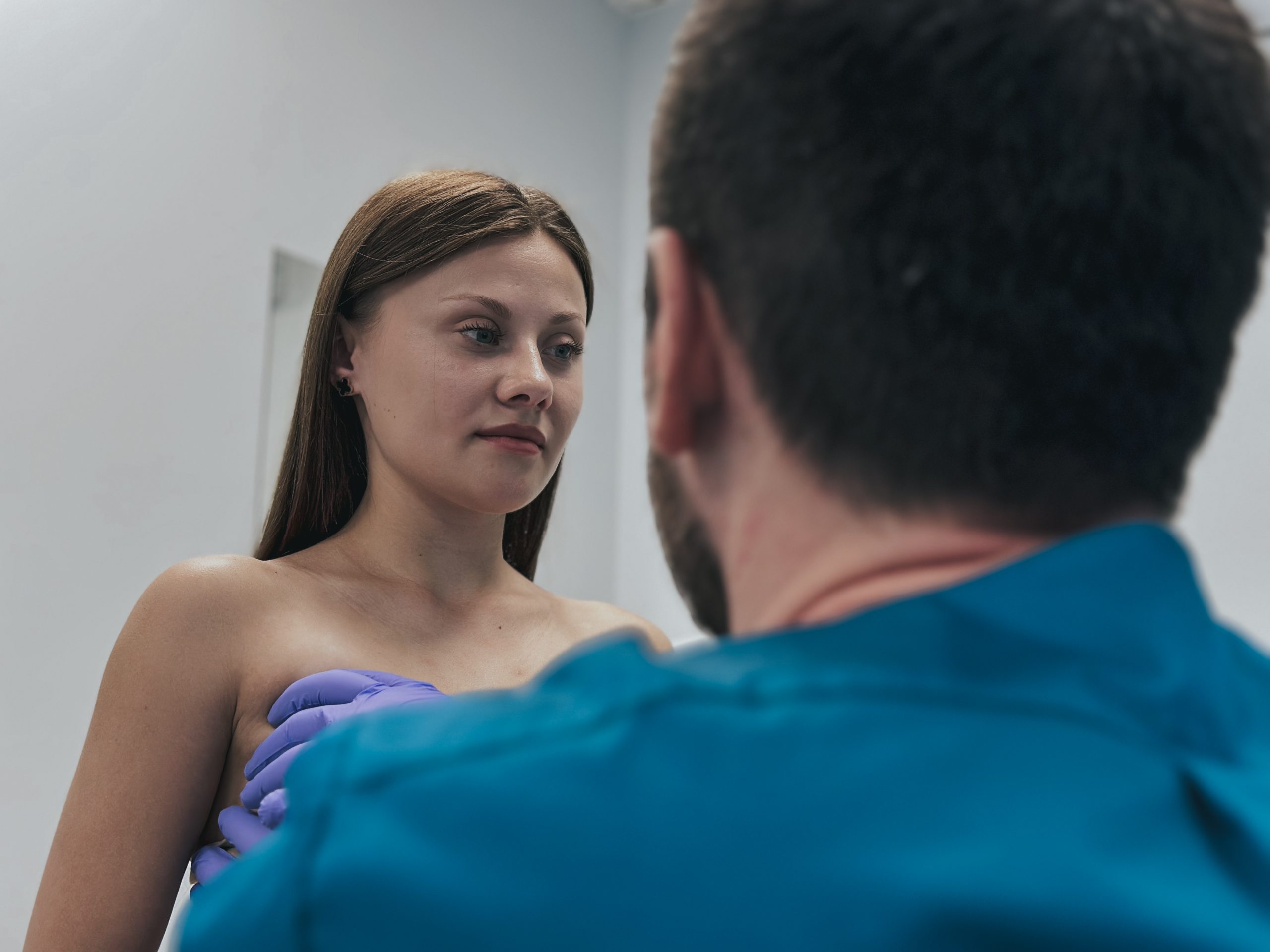 Пацієнтка на прийомі у лікаря-мамолога